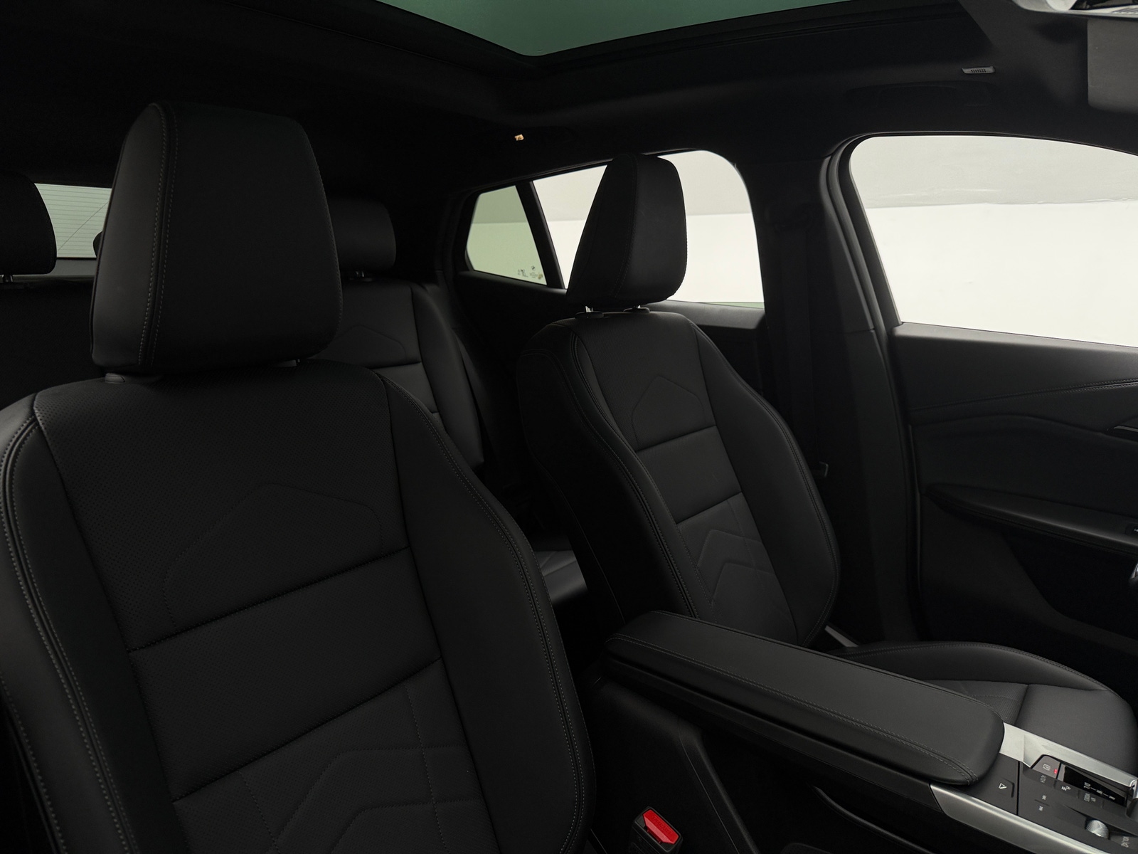 Thumbnail: 2025 BMW X2 - 2