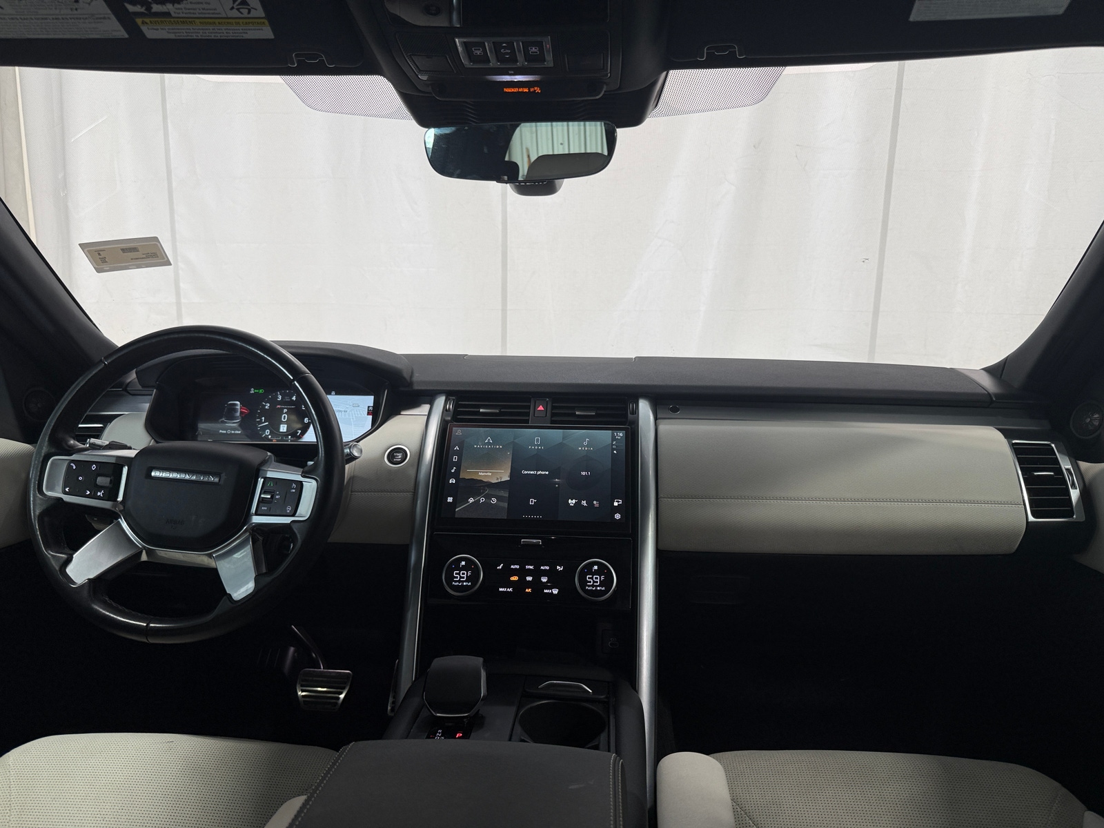 Thumbnail: 2022 Land Rover Discovery - 2