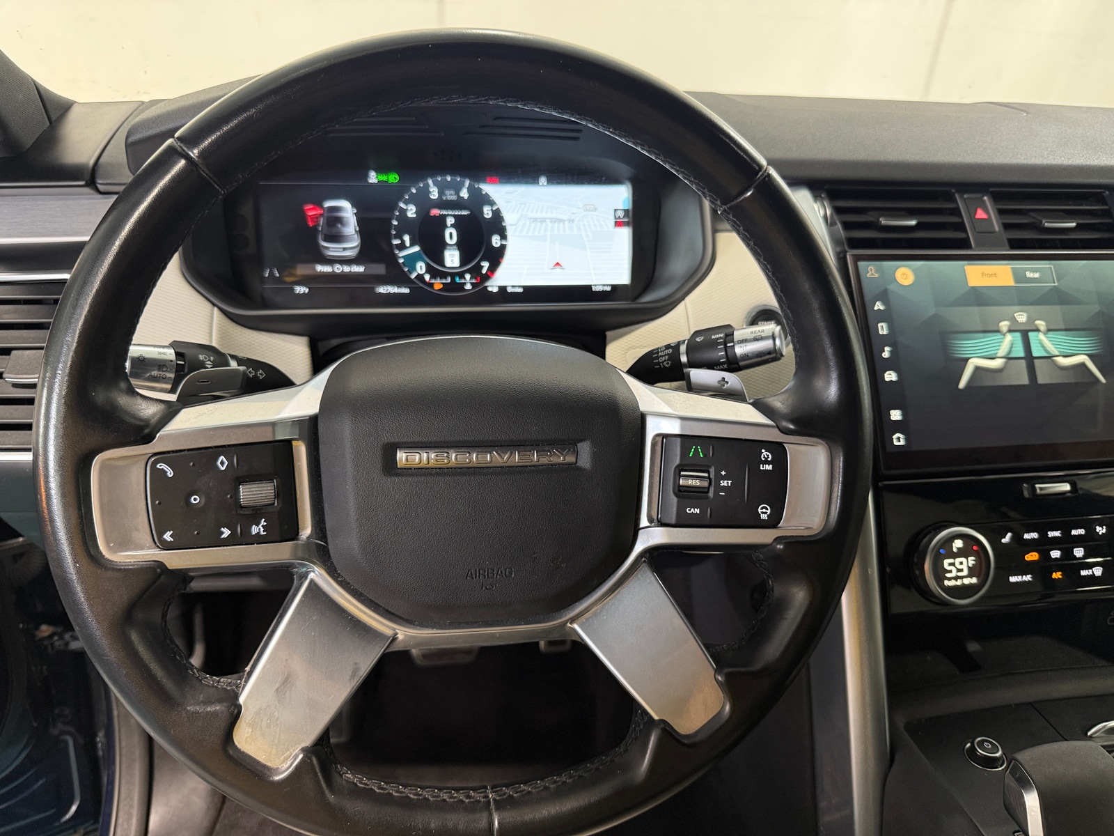 Thumbnail: 2022 Land Rover Discovery - 4