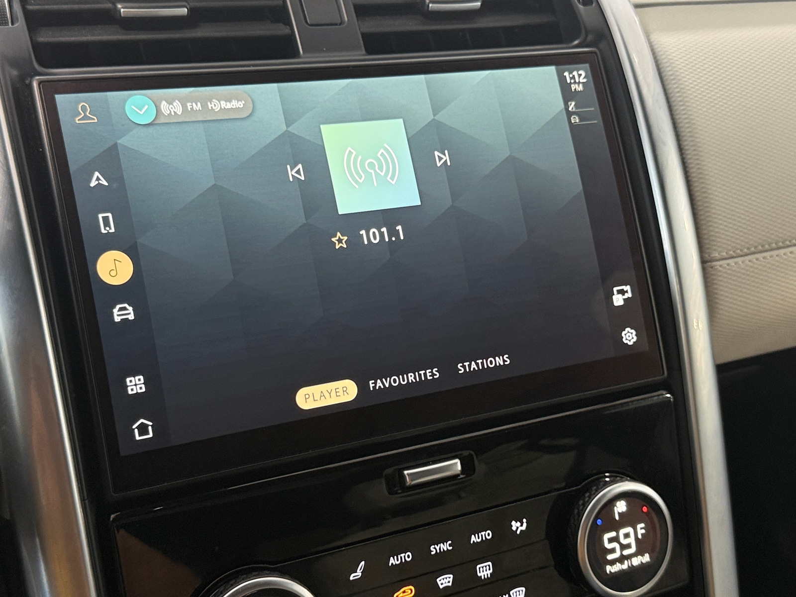 Thumbnail: 2022 Land Rover Discovery - 3