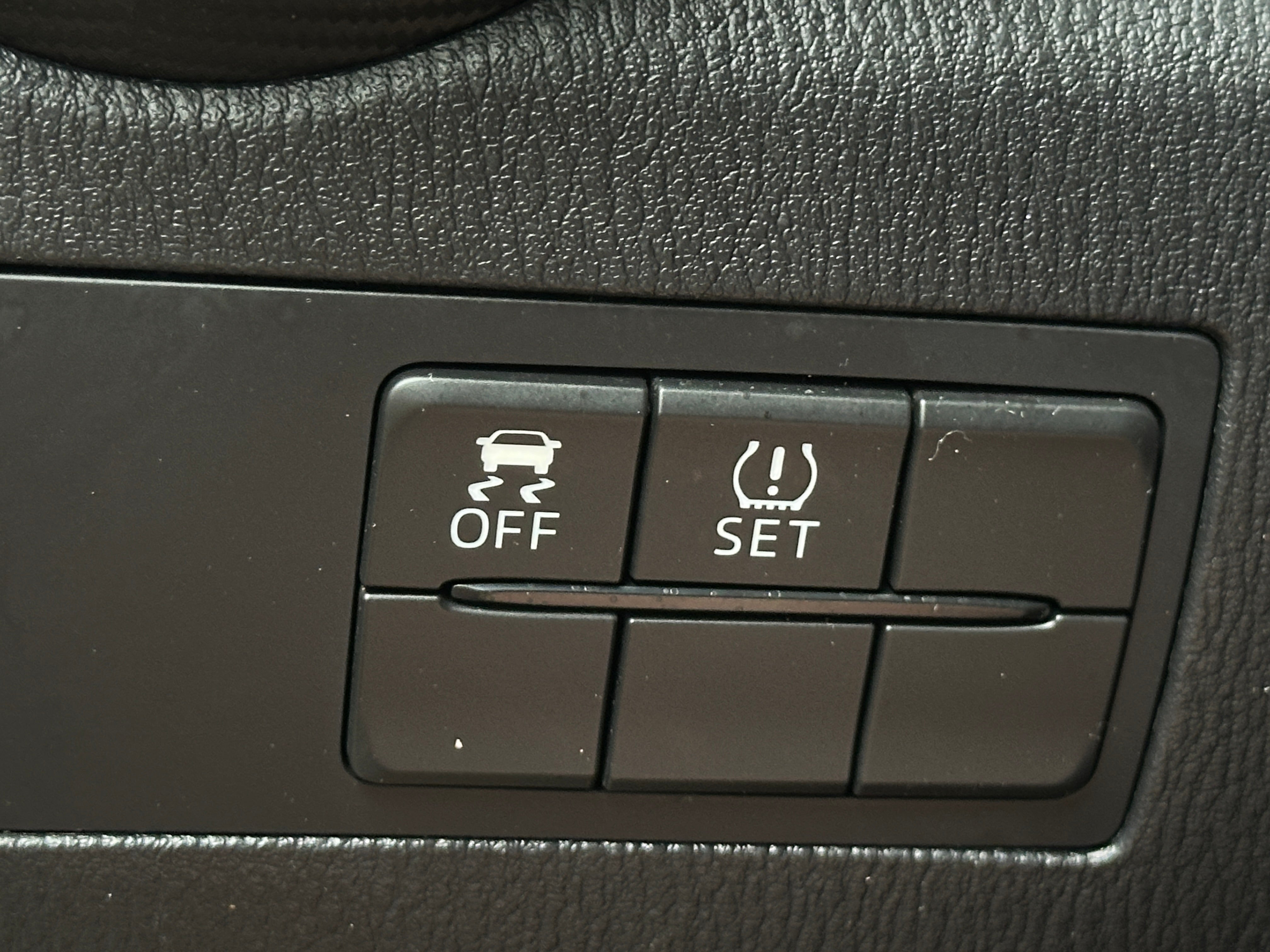 2020 Toyota Yaris LE - Photo 3