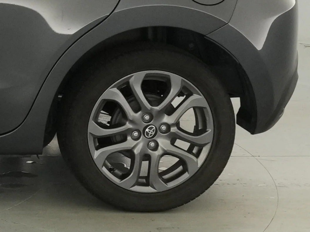 2020 Toyota Yaris LE - Photo 12