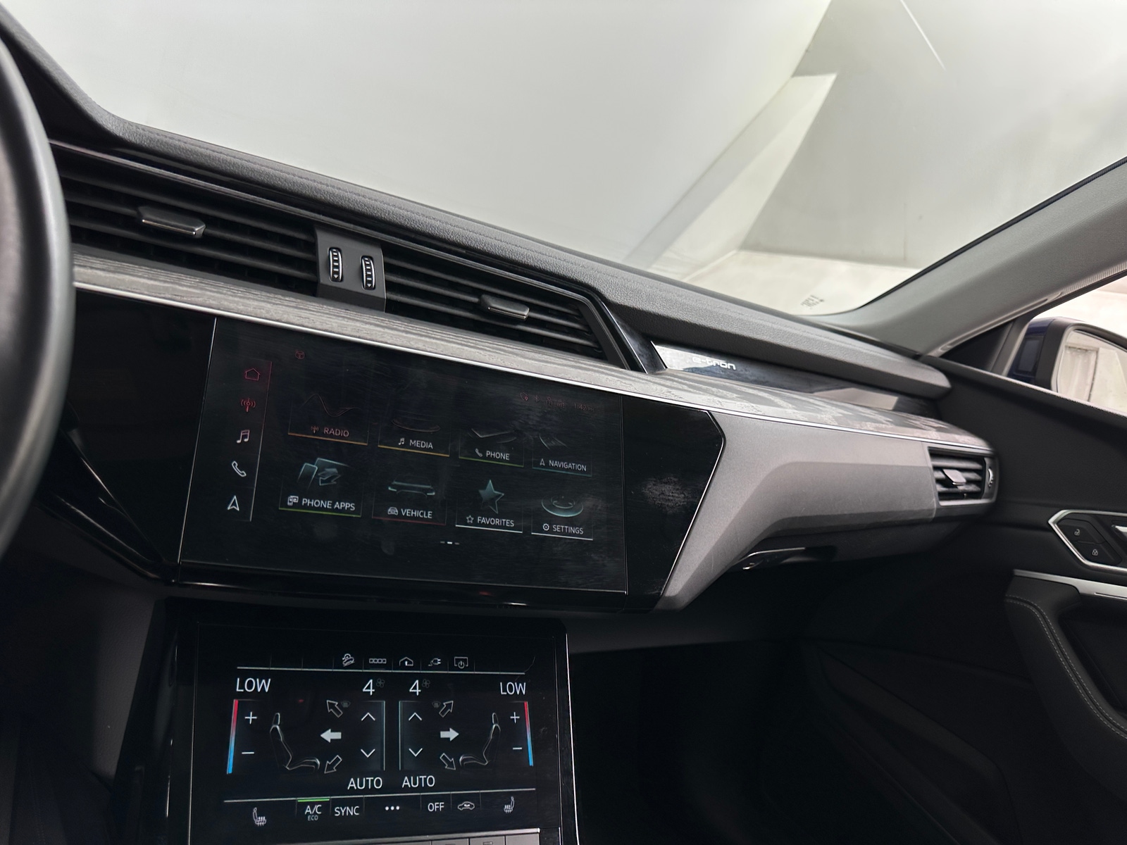Thumbnail: 2021 Audi e-tron - 4