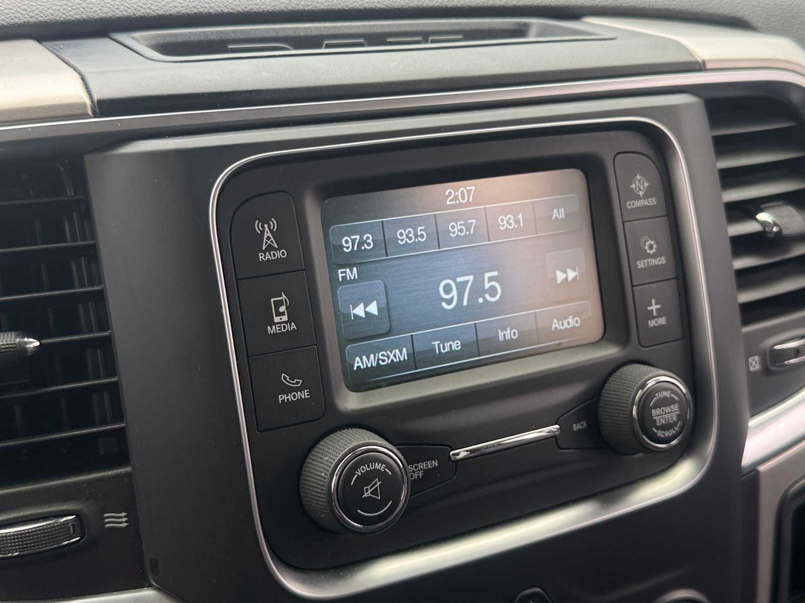 Thumbnail: 2019 RAM 1500 Classic - 4