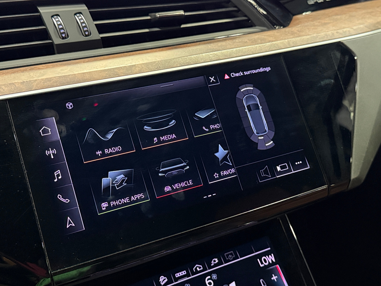 Thumbnail: 2022 Audi e-tron - 3