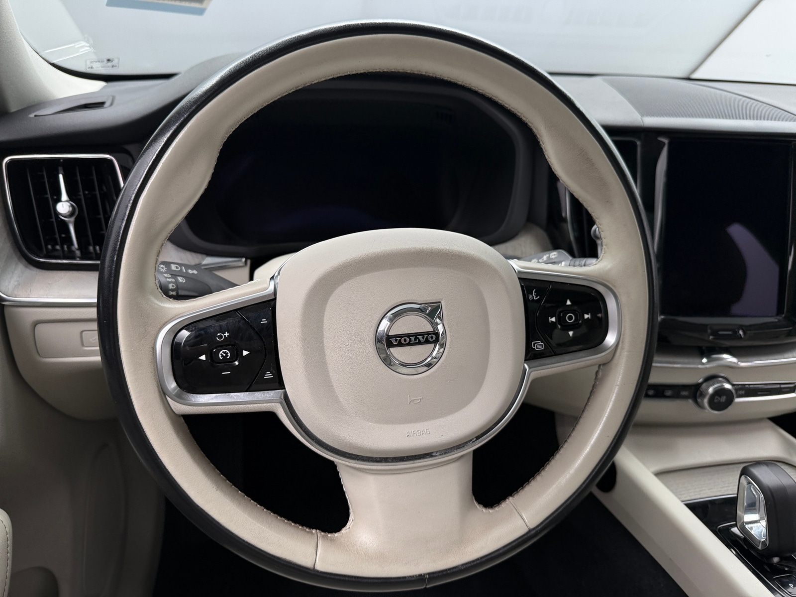 Thumbnail: 2023 Volvo XC60 - 5