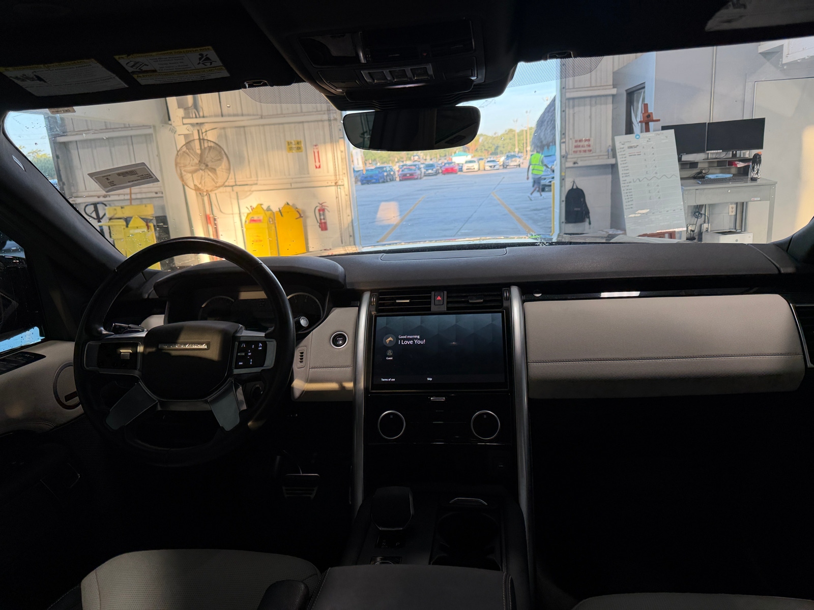 Thumbnail: 2023 Land Rover Discovery - 3