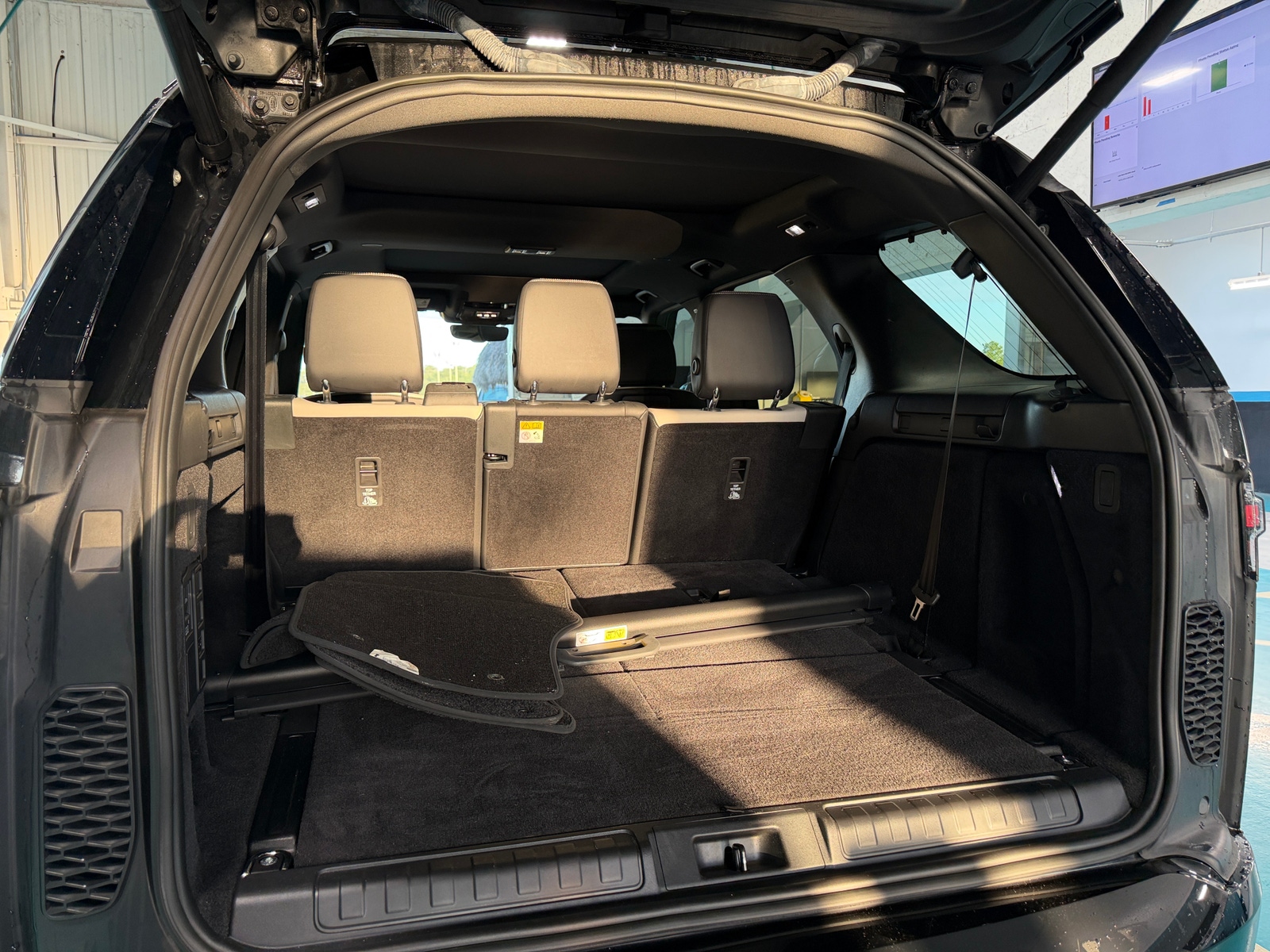 Thumbnail: 2023 Land Rover Discovery - 7
