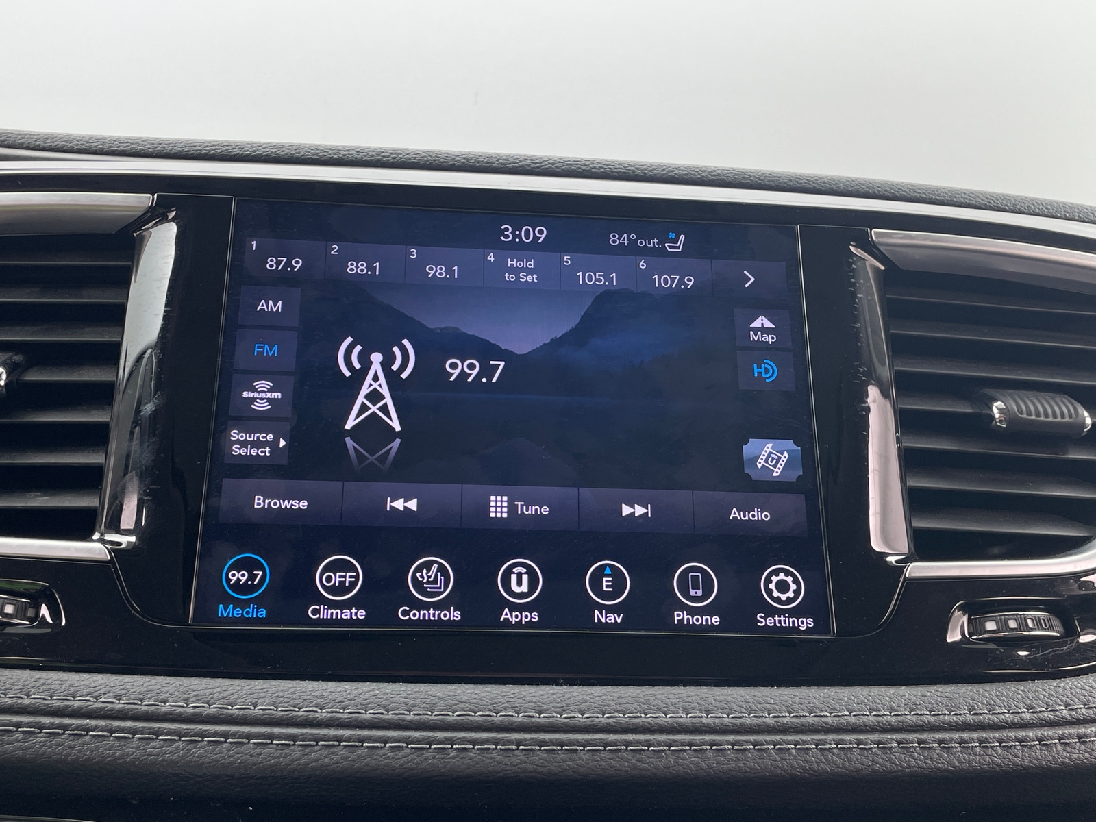 Thumbnail: 2020 Chrysler Pacifica - 3