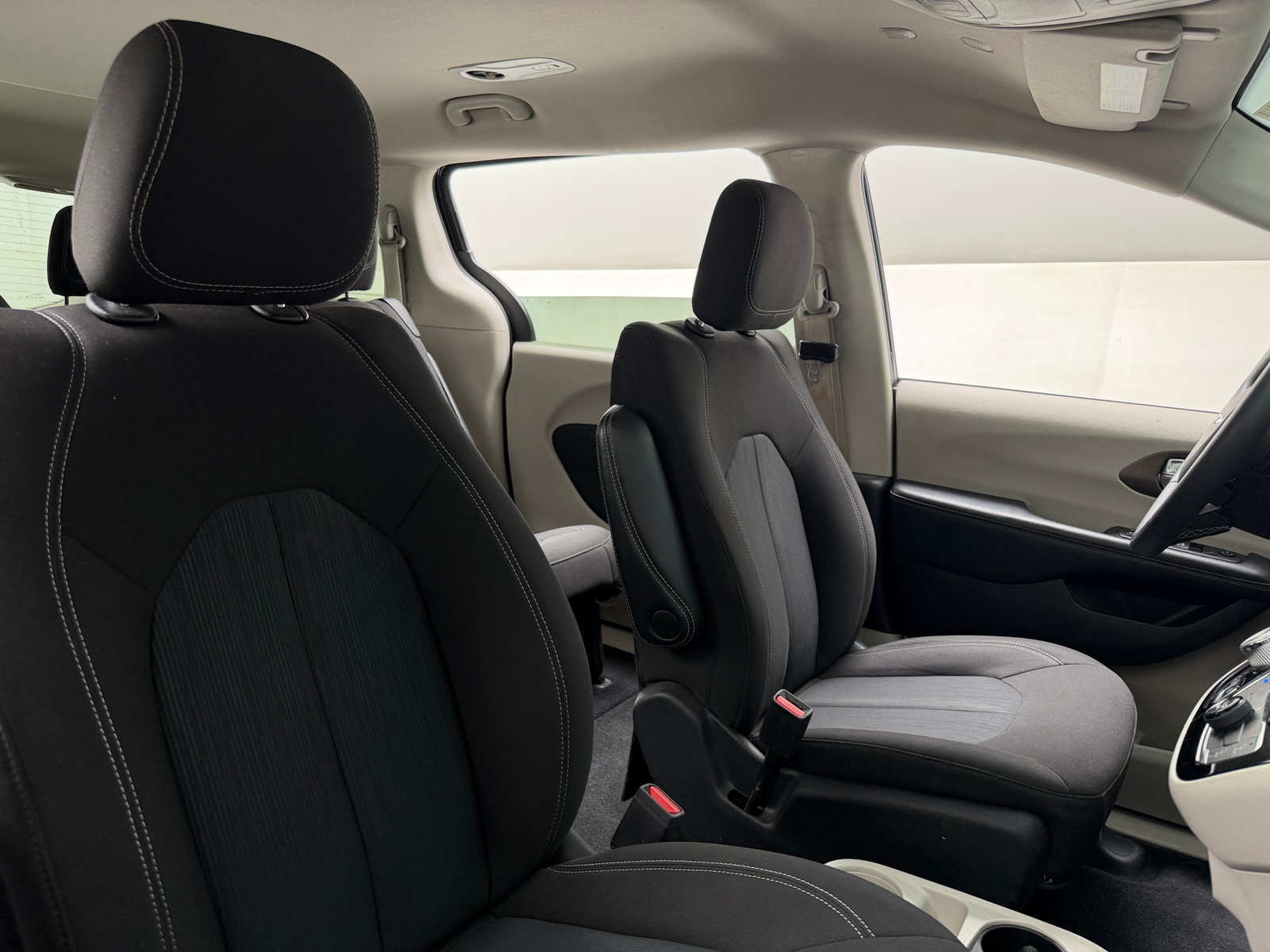 Thumbnail: 2022 Chrysler Voyager - 2