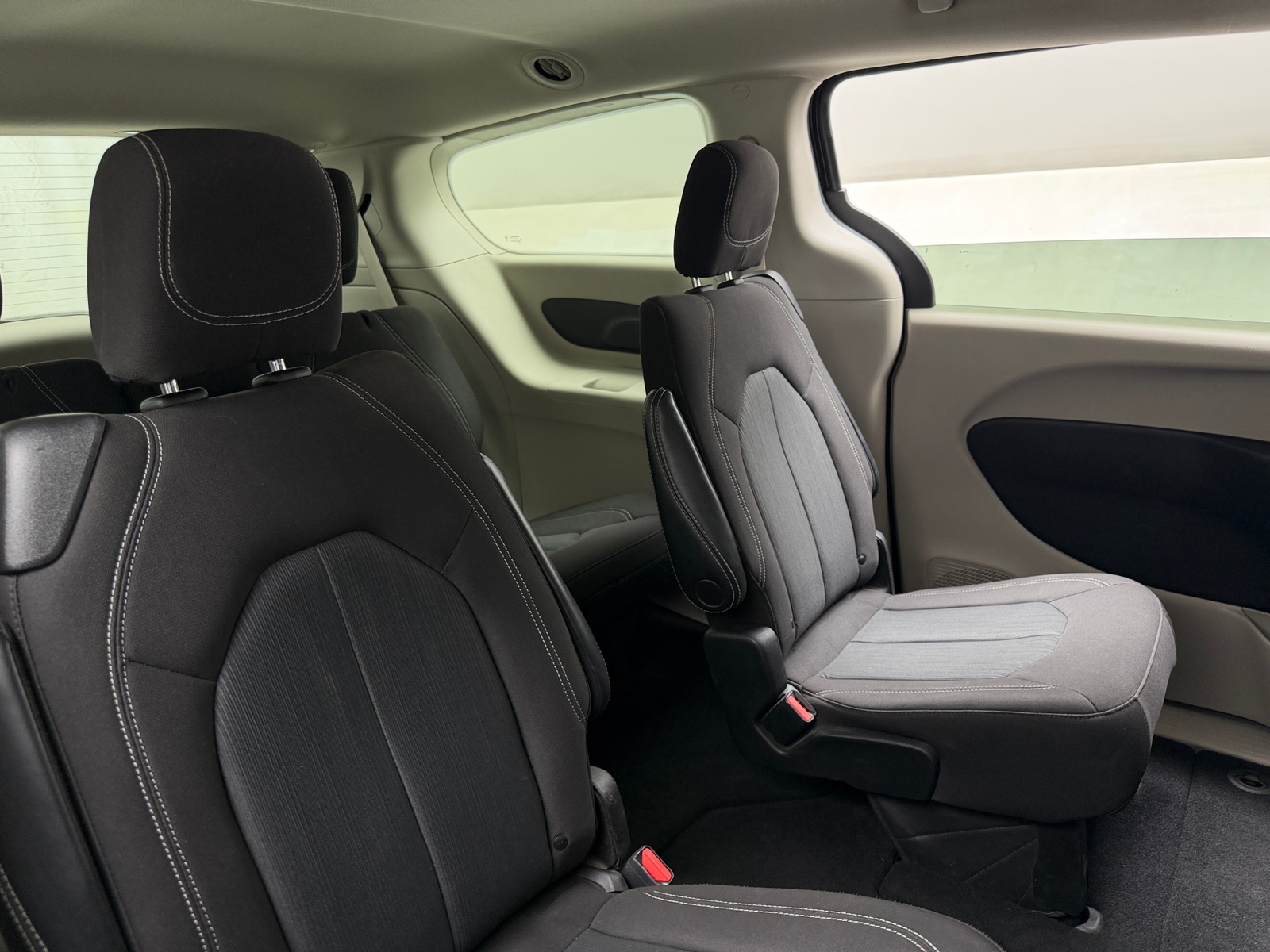 Thumbnail: 2022 Chrysler Voyager - 6