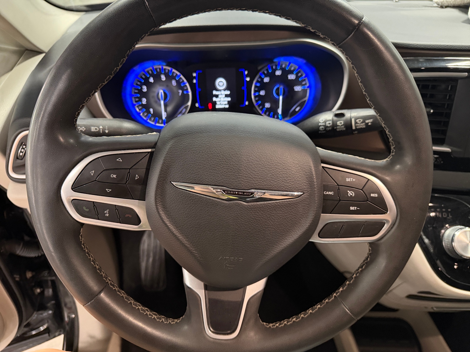 Thumbnail: 2022 Chrysler Voyager - 5