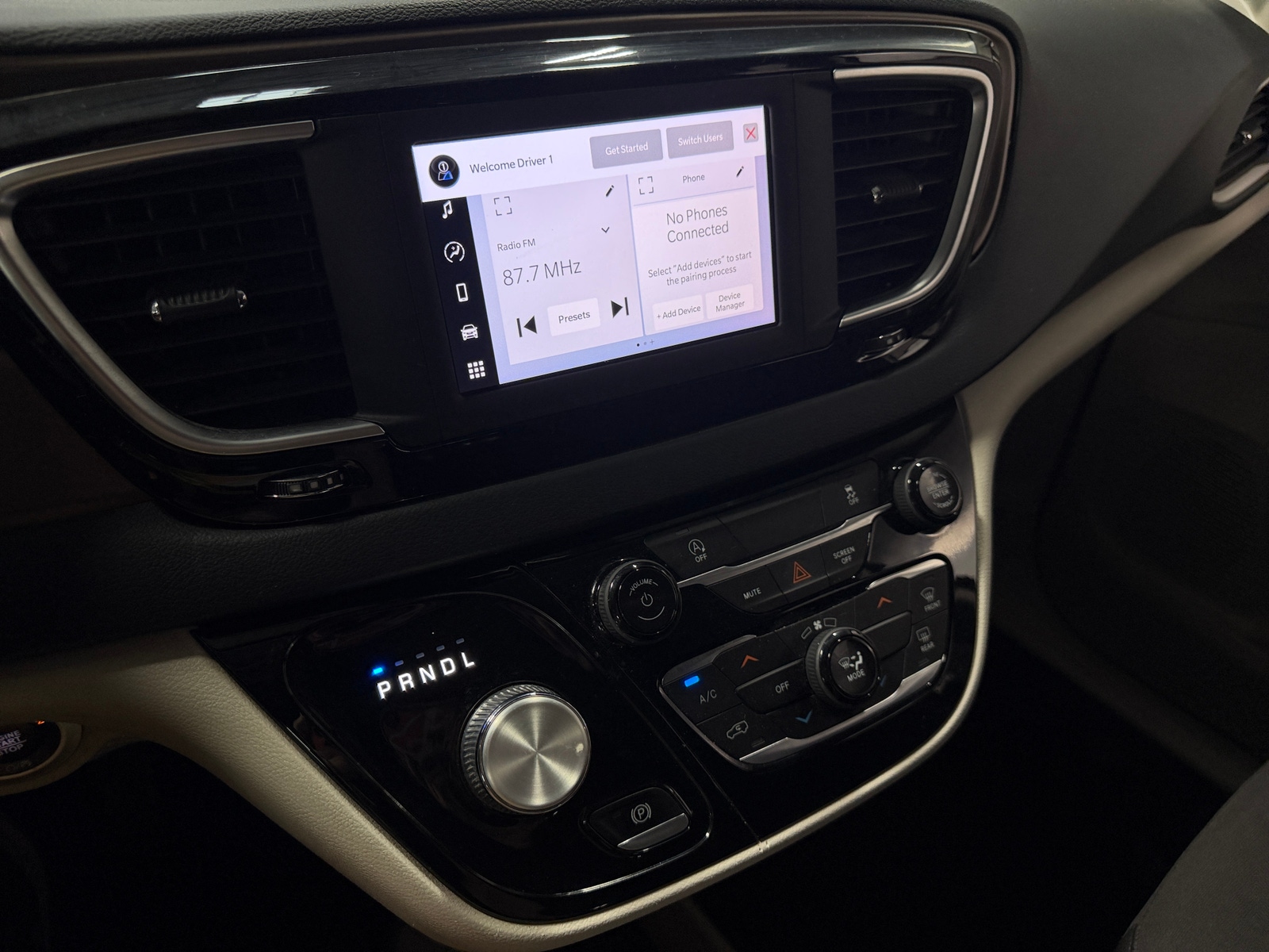 Thumbnail: 2022 Chrysler Voyager - 4