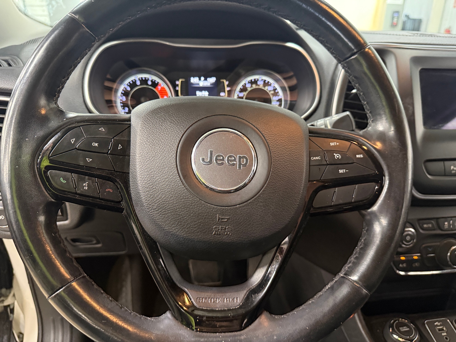Thumbnail: 2019 Jeep Cherokee - 5