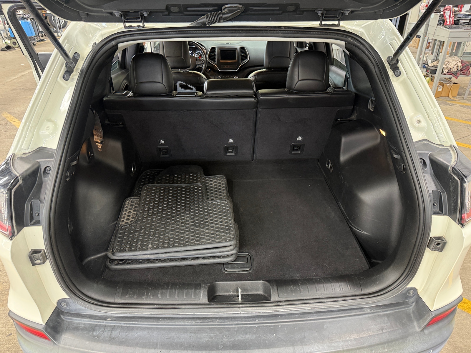 Thumbnail: 2019 Jeep Cherokee - 7