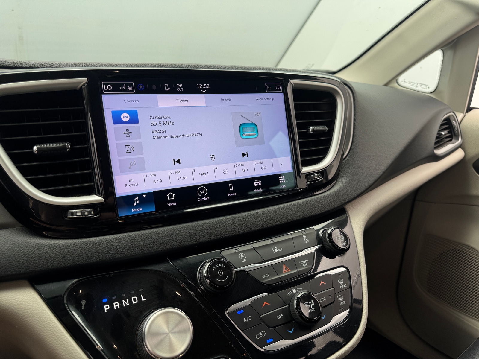 Thumbnail: 2022 Chrysler Pacifica - 3