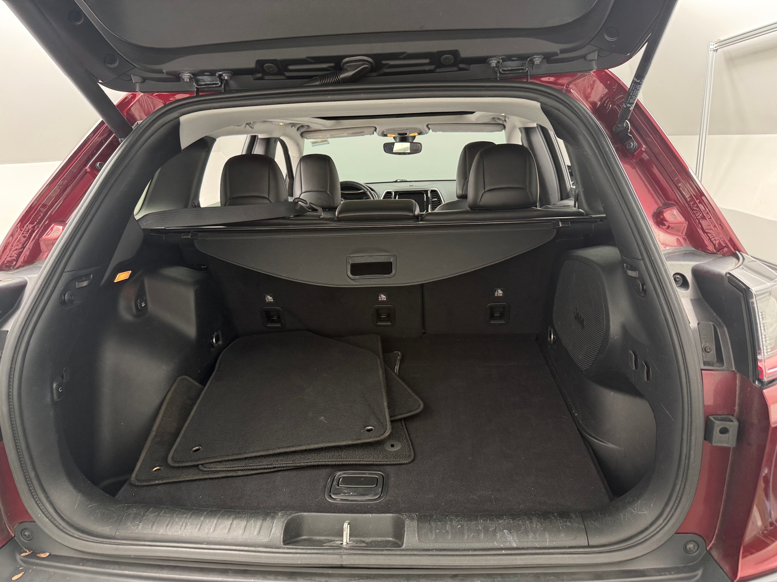 Thumbnail: 2019 Jeep Cherokee - 6