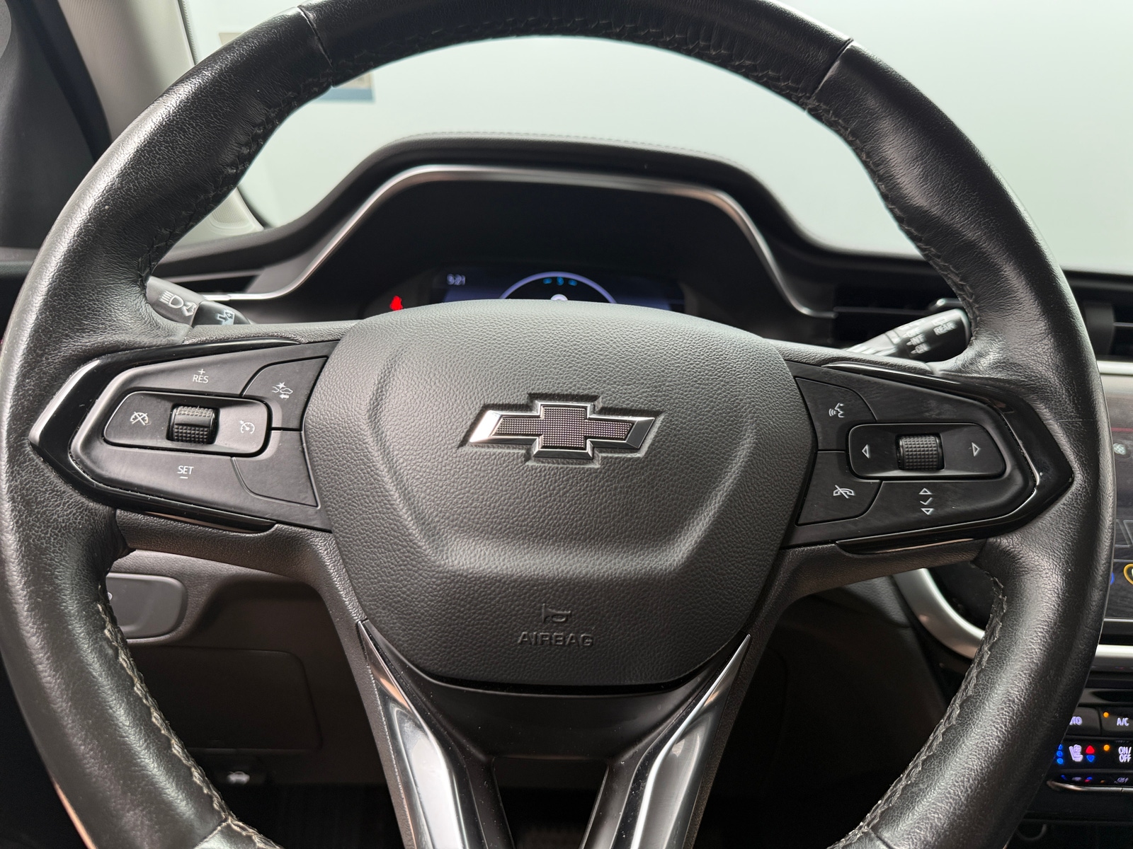 Thumbnail: 2023 Chevrolet Bolt EUV - 4