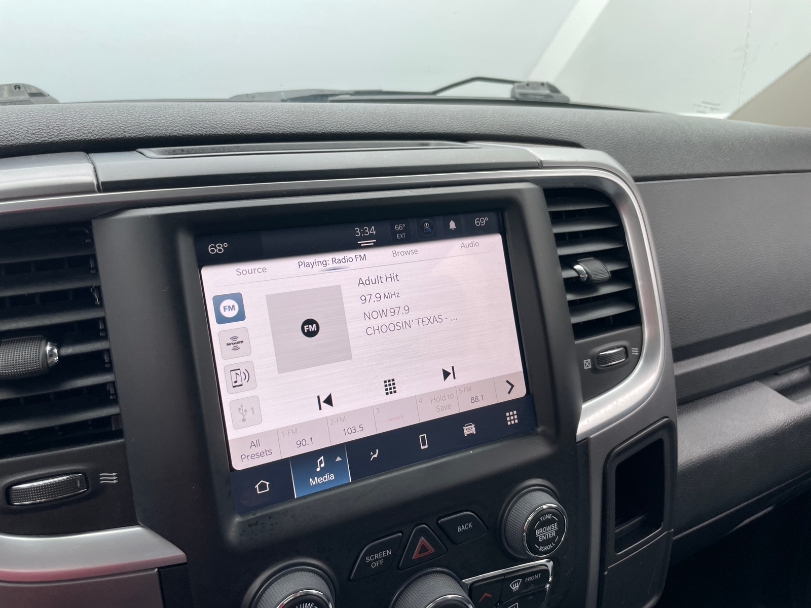 Thumbnail: 2023 RAM 1500 Classic - 4
