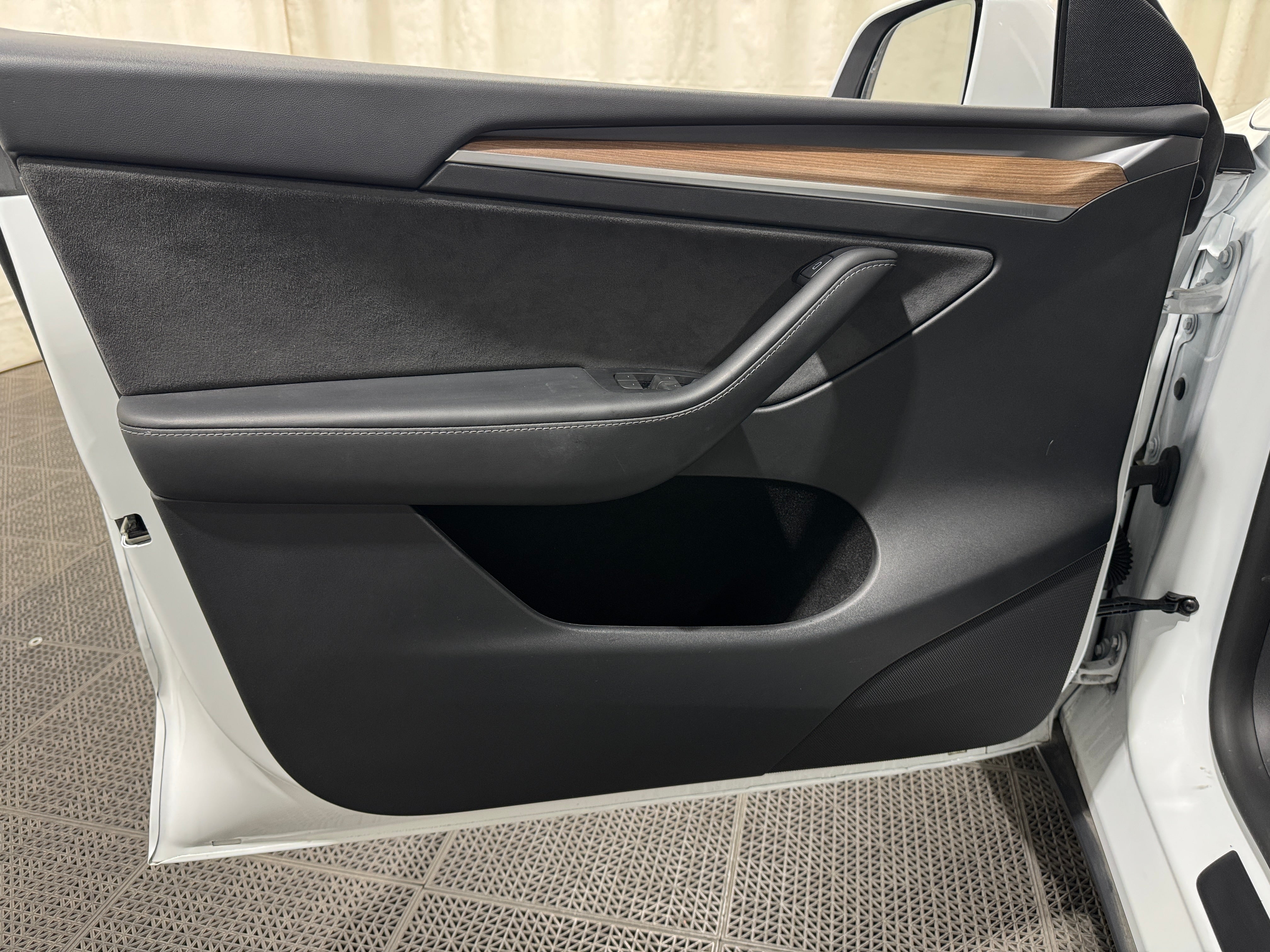 2024 Tesla Model Y Long Range - Photo 14