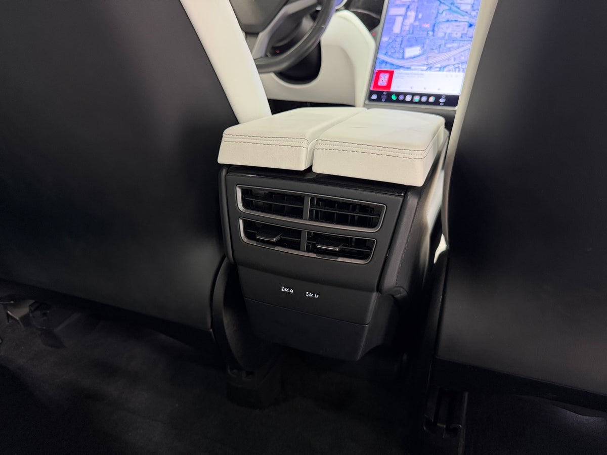 2019 Tesla Model X Long Range in Pearl White Multi-coat — photo 2