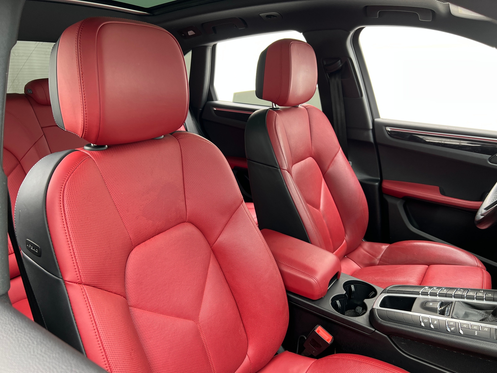 Thumbnail: 2020 Porsche Macan - 2