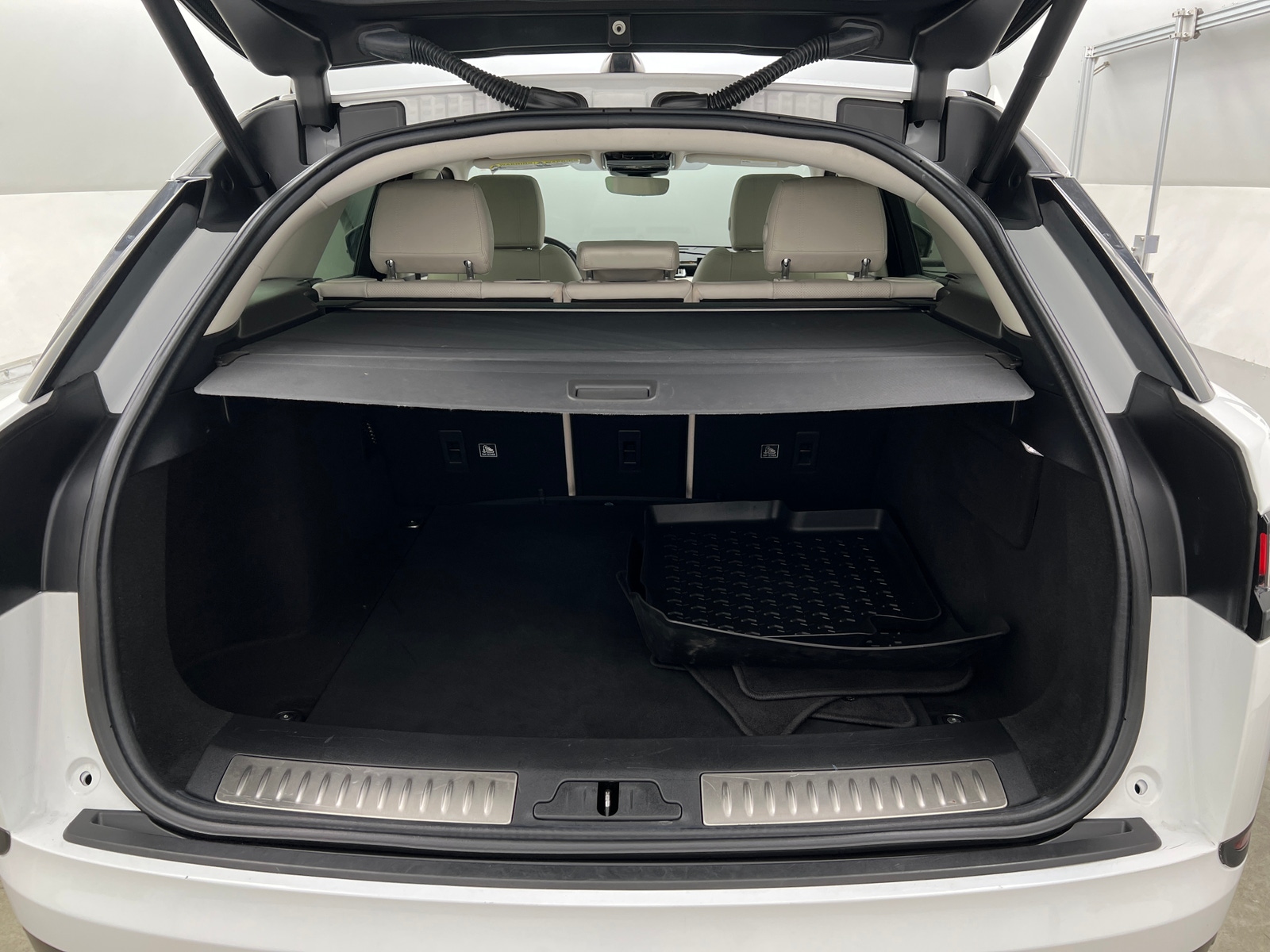 Thumbnail: 2020 Land Rover Range Rover Velar - 6