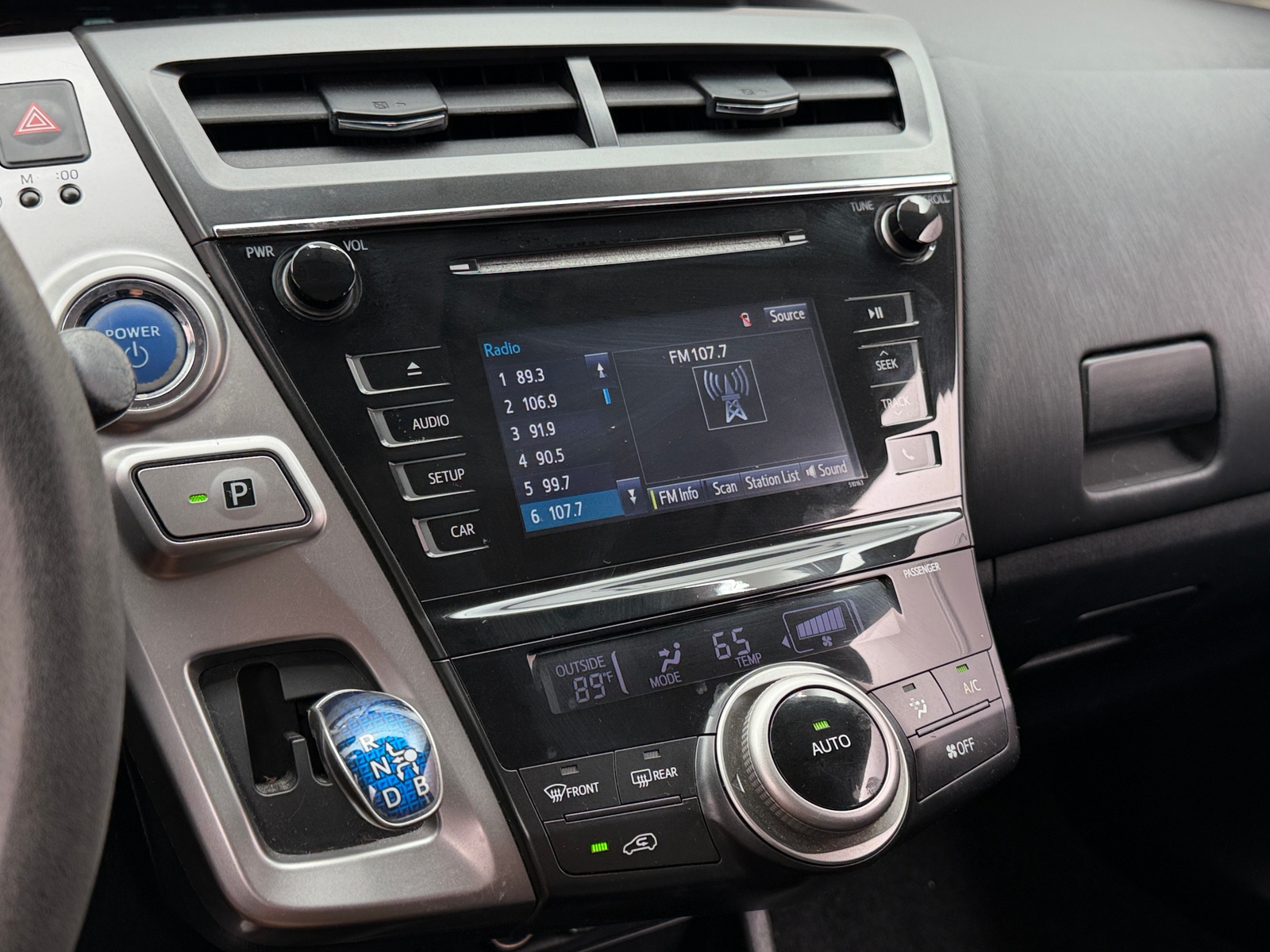 Thumbnail: 2017 Toyota Prius v - 4