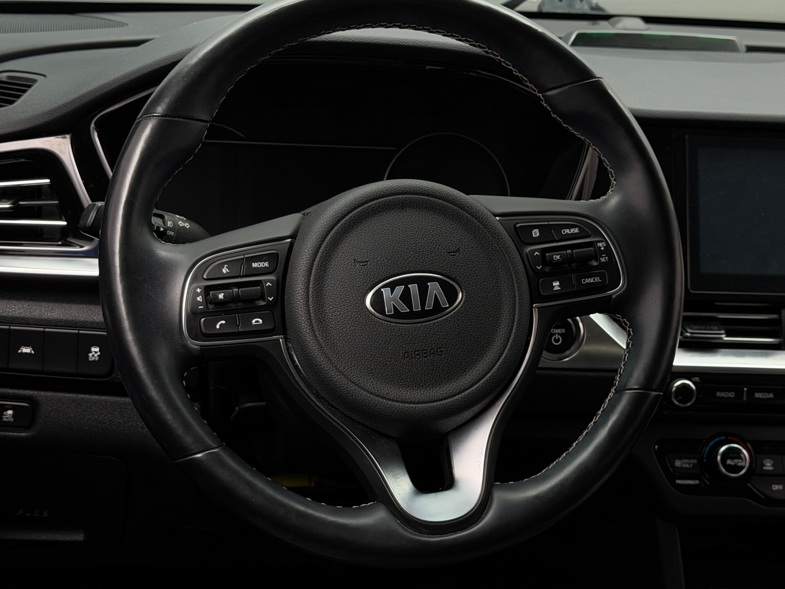 Thumbnail: 2020 Kia Niro - 4