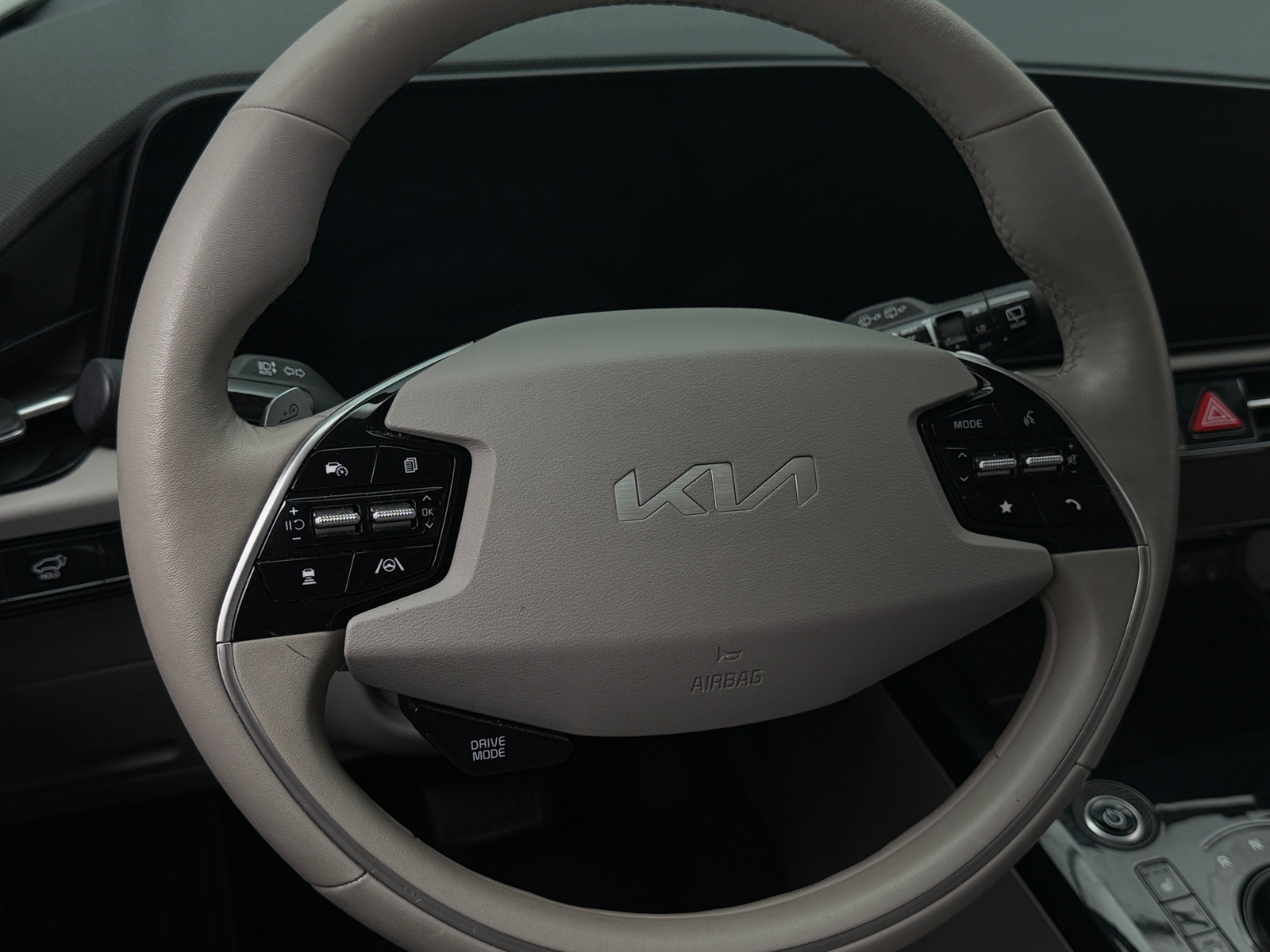 Thumbnail: 2023 Kia Niro - 4