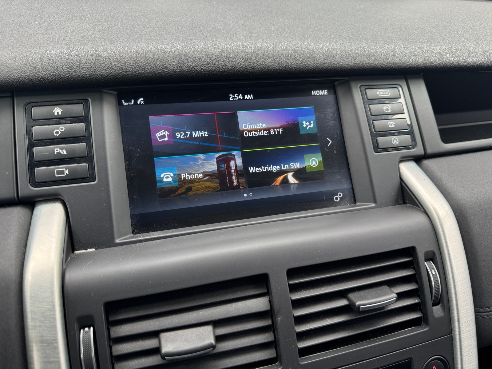 Thumbnail: 2017 Land Rover Discovery Sport - 3