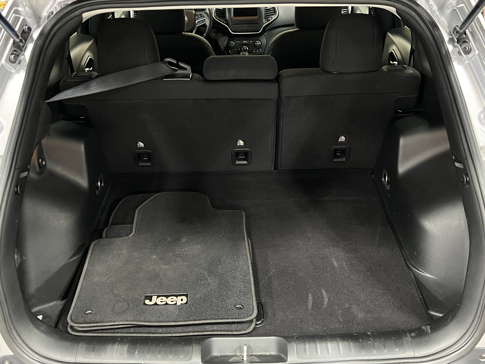 Thumbnail: 2019 Jeep Cherokee - 7