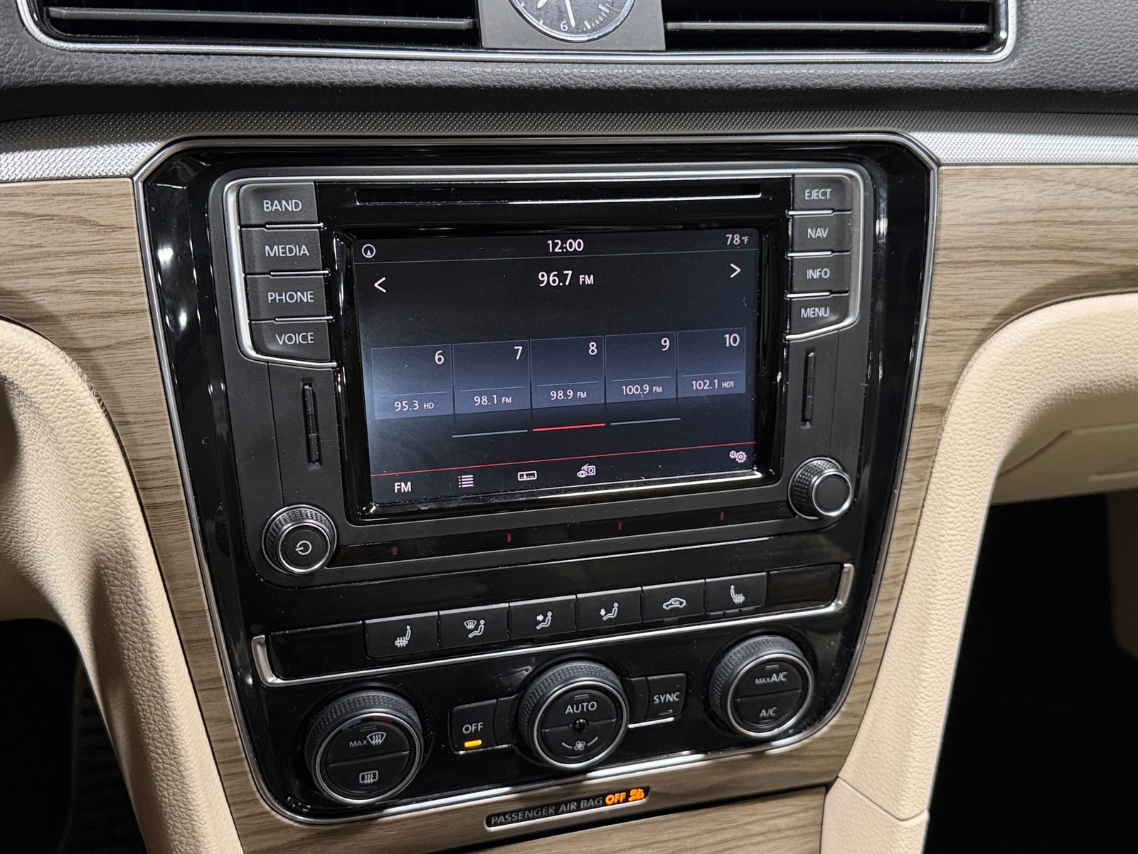 Thumbnail: 2016 Volkswagen Passat - 4