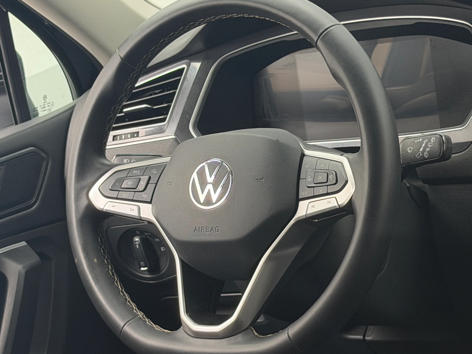 Thumbnail: 2024 Volkswagen Tiguan - 4