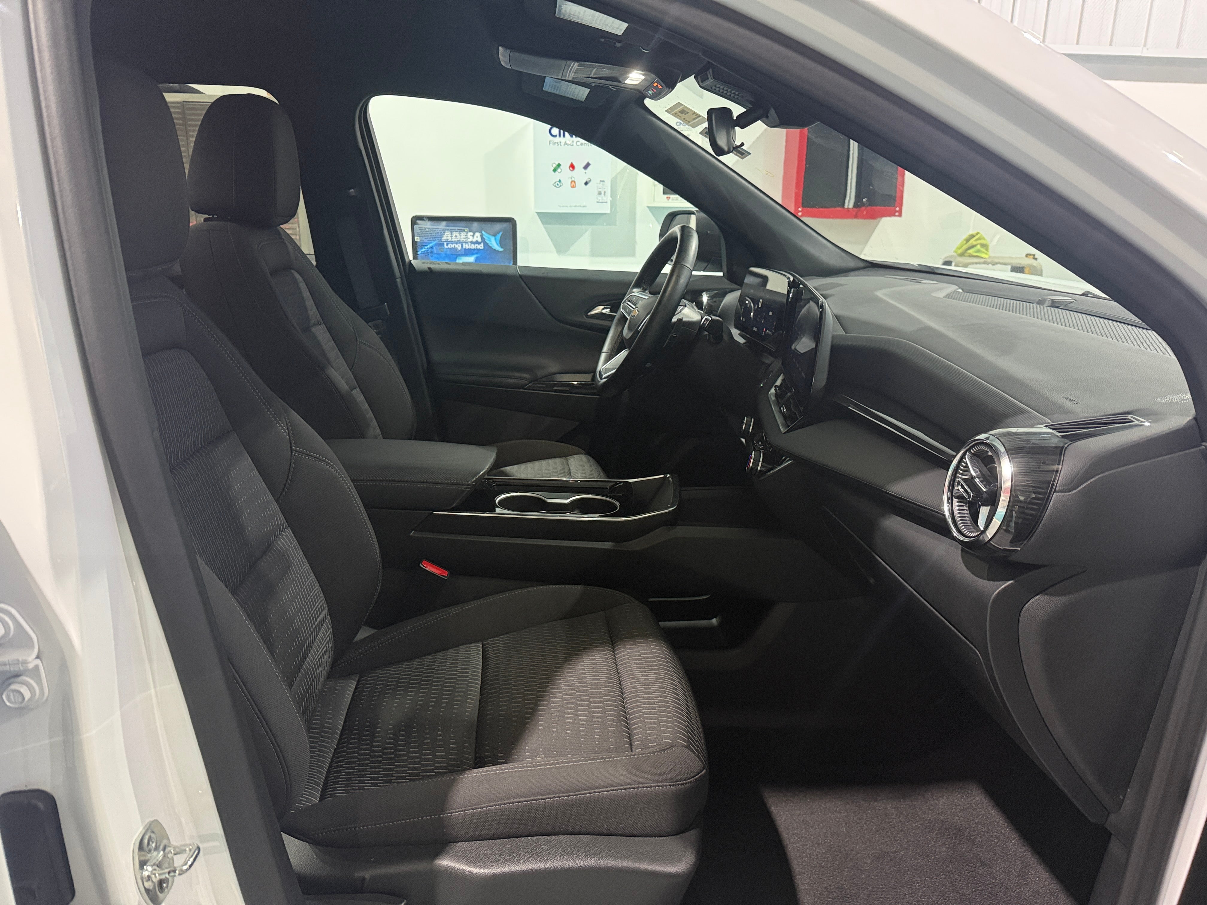 2025 Chevrolet Equinox LT - Photo 2