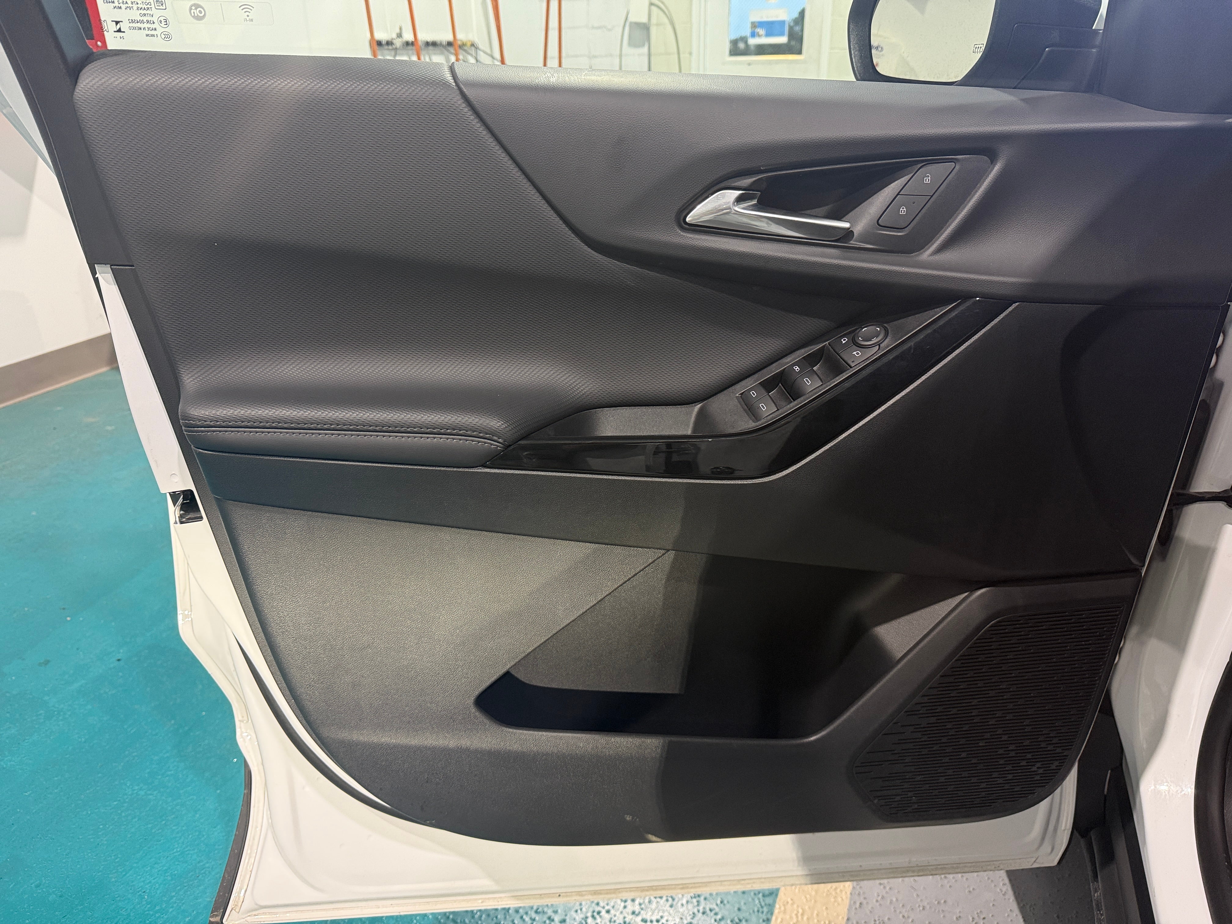2025 Chevrolet Equinox LT - Photo 10