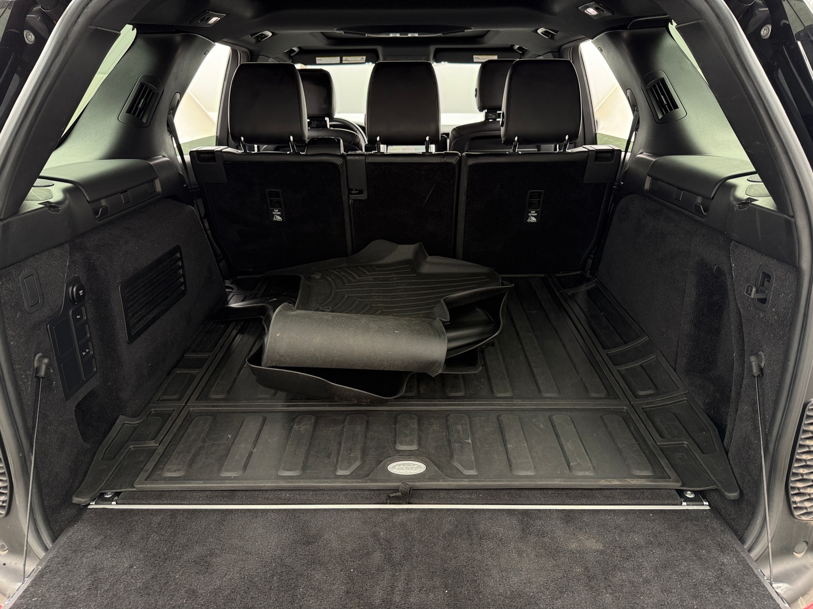 Thumbnail: 2019 Land Rover Discovery - 6