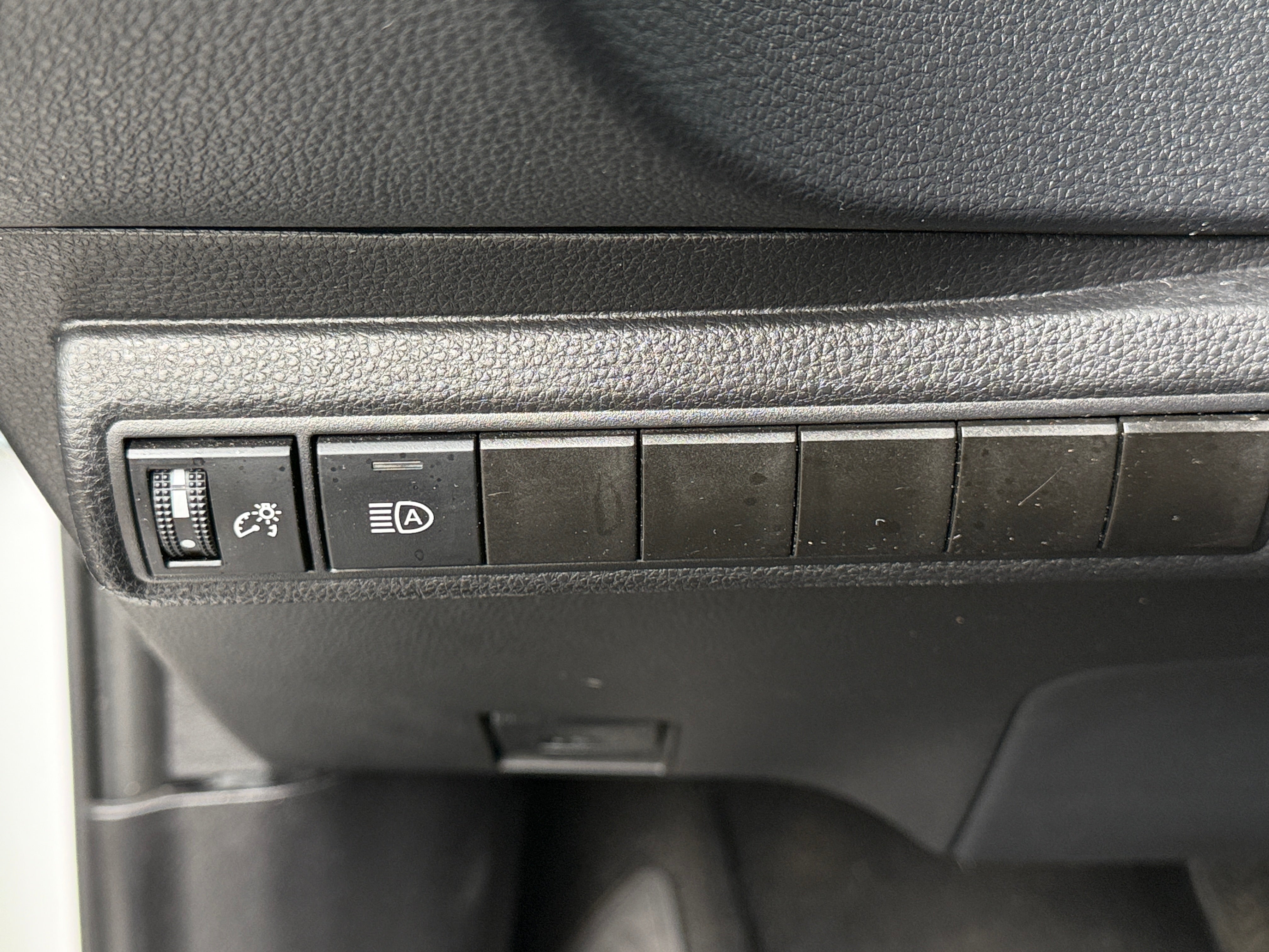 5YFB4MDE9SP282061