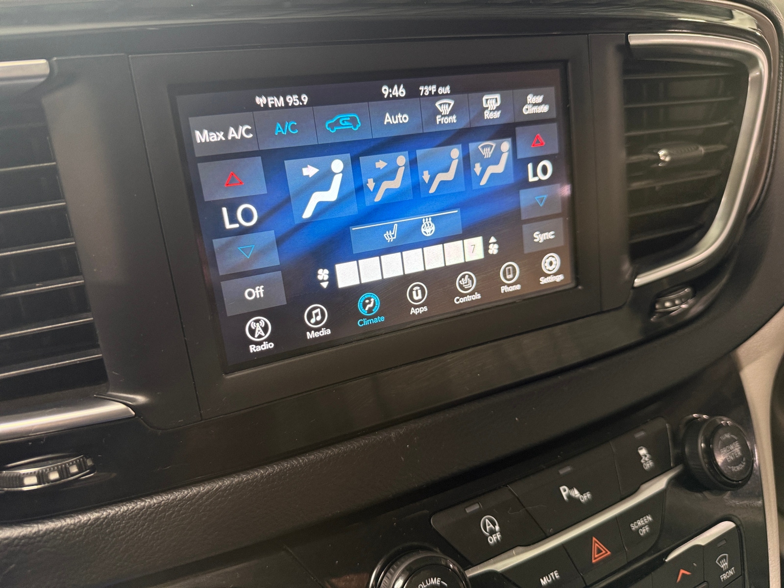 Thumbnail: 2019 Chrysler Pacifica - 3