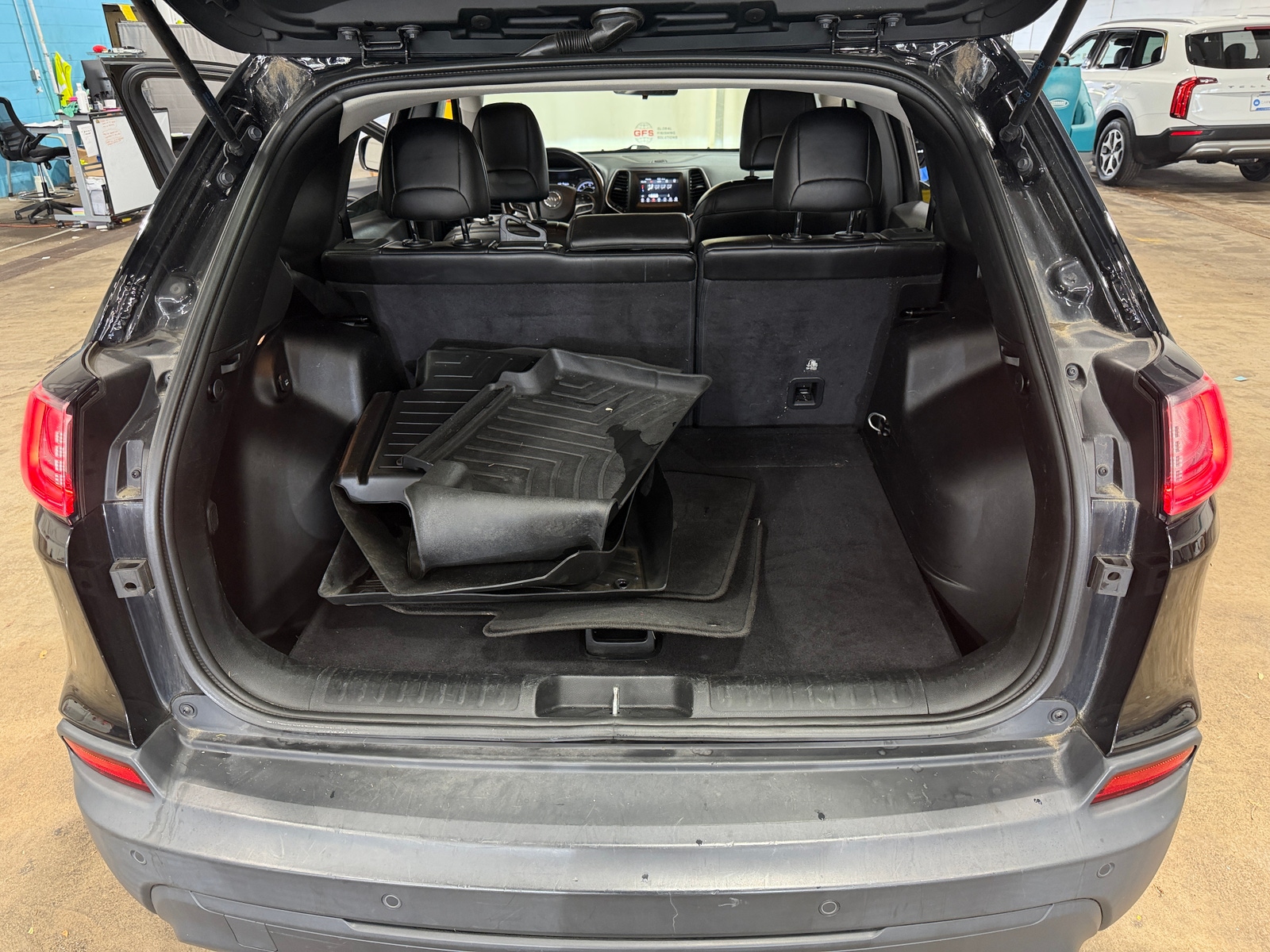 Thumbnail: 2019 Jeep Cherokee - 7