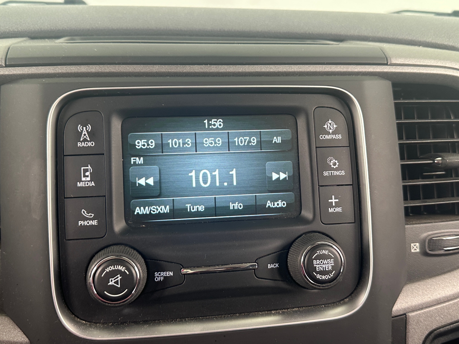 Thumbnail: 2019 RAM 1500 Classic - 4