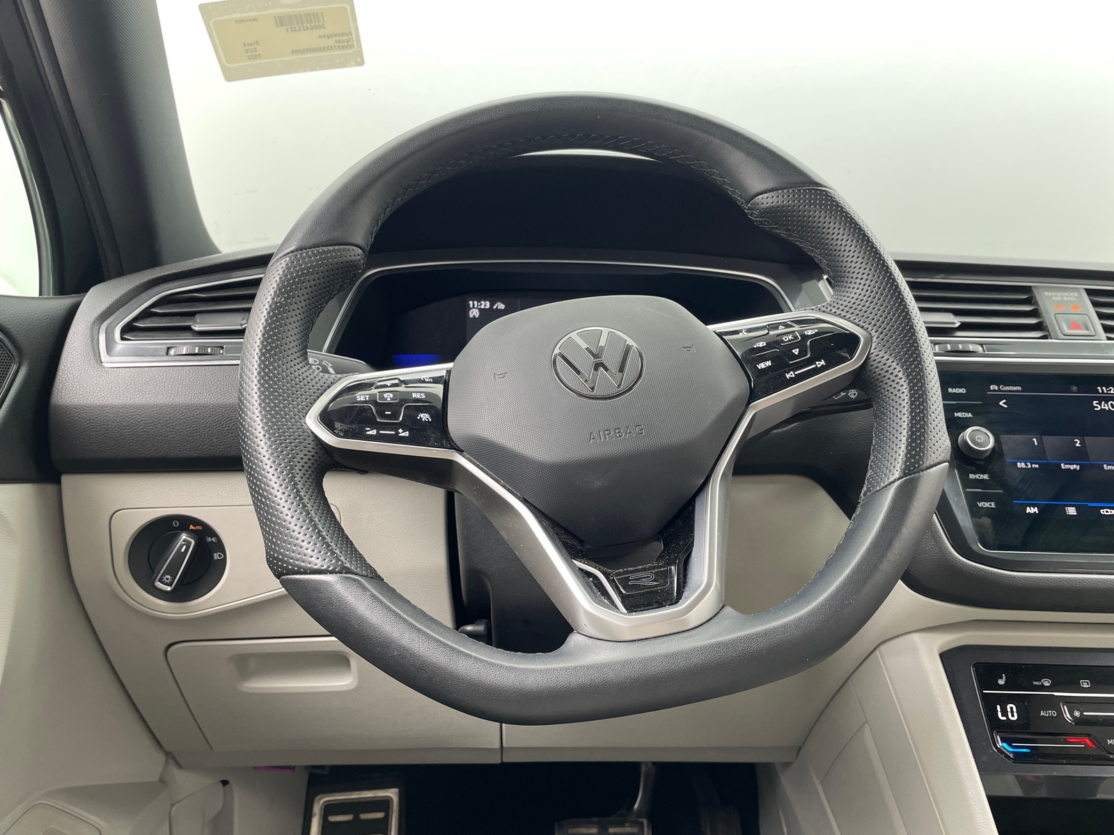 Thumbnail: 2022 Volkswagen Tiguan - 4