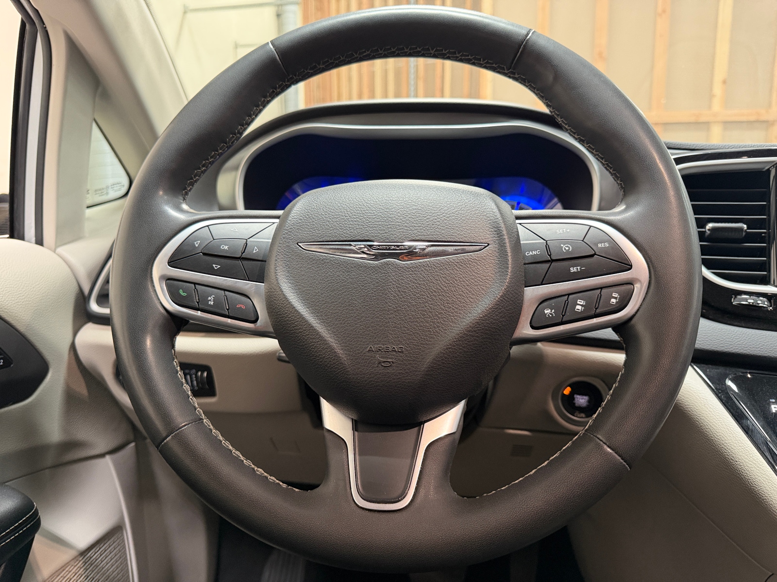 Thumbnail: 2023 Chrysler Pacifica - 4