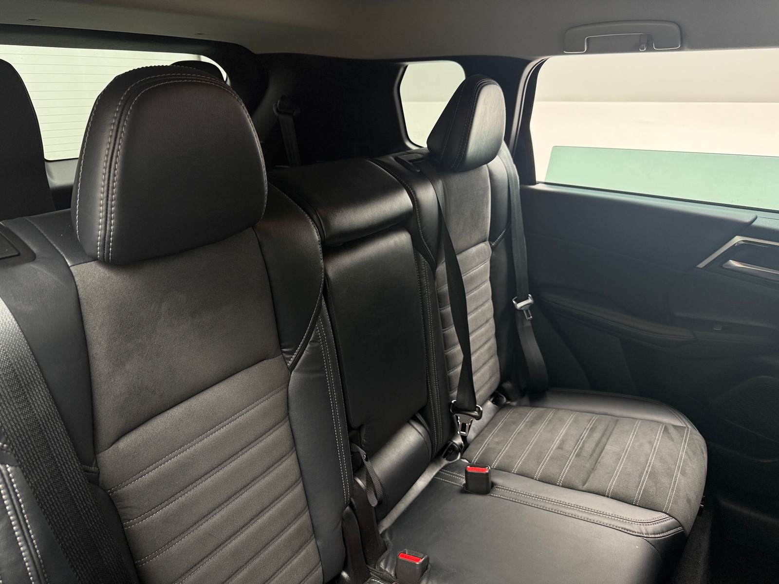 Thumbnail: 2023 Mitsubishi Outlander - 5