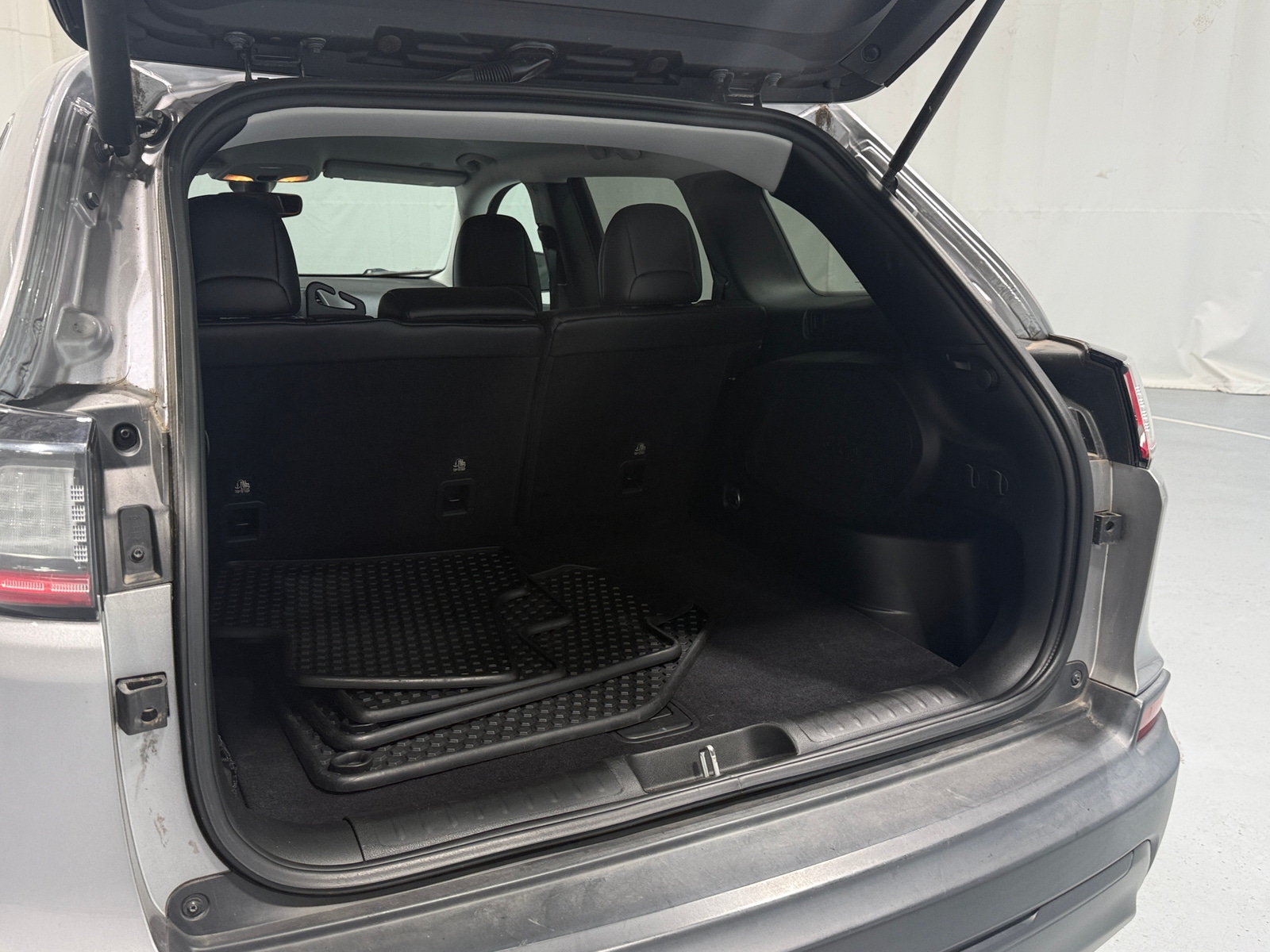 Thumbnail: 2019 Jeep Cherokee - 7