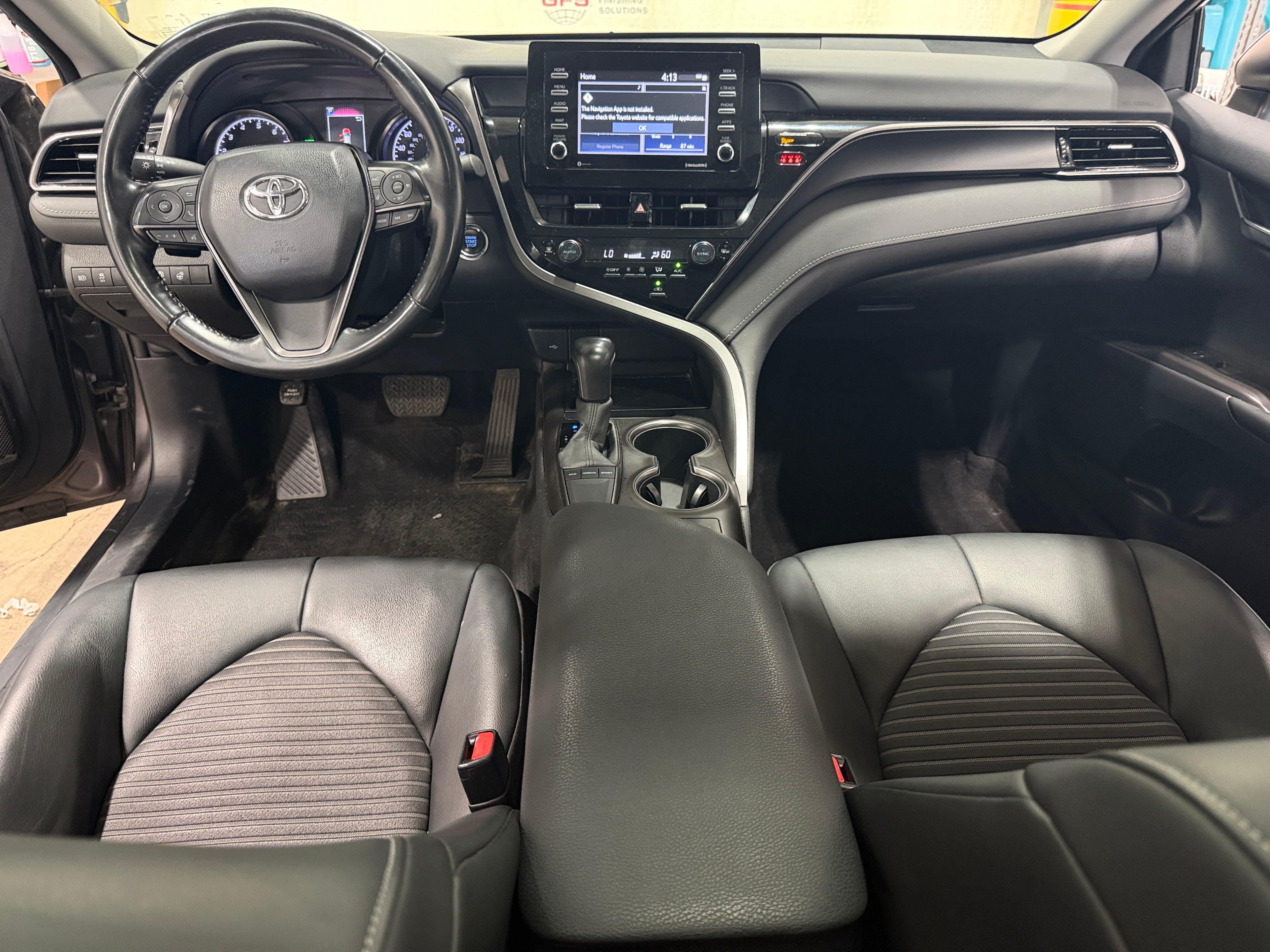 2022 Toyota Camry SE - Photo 9