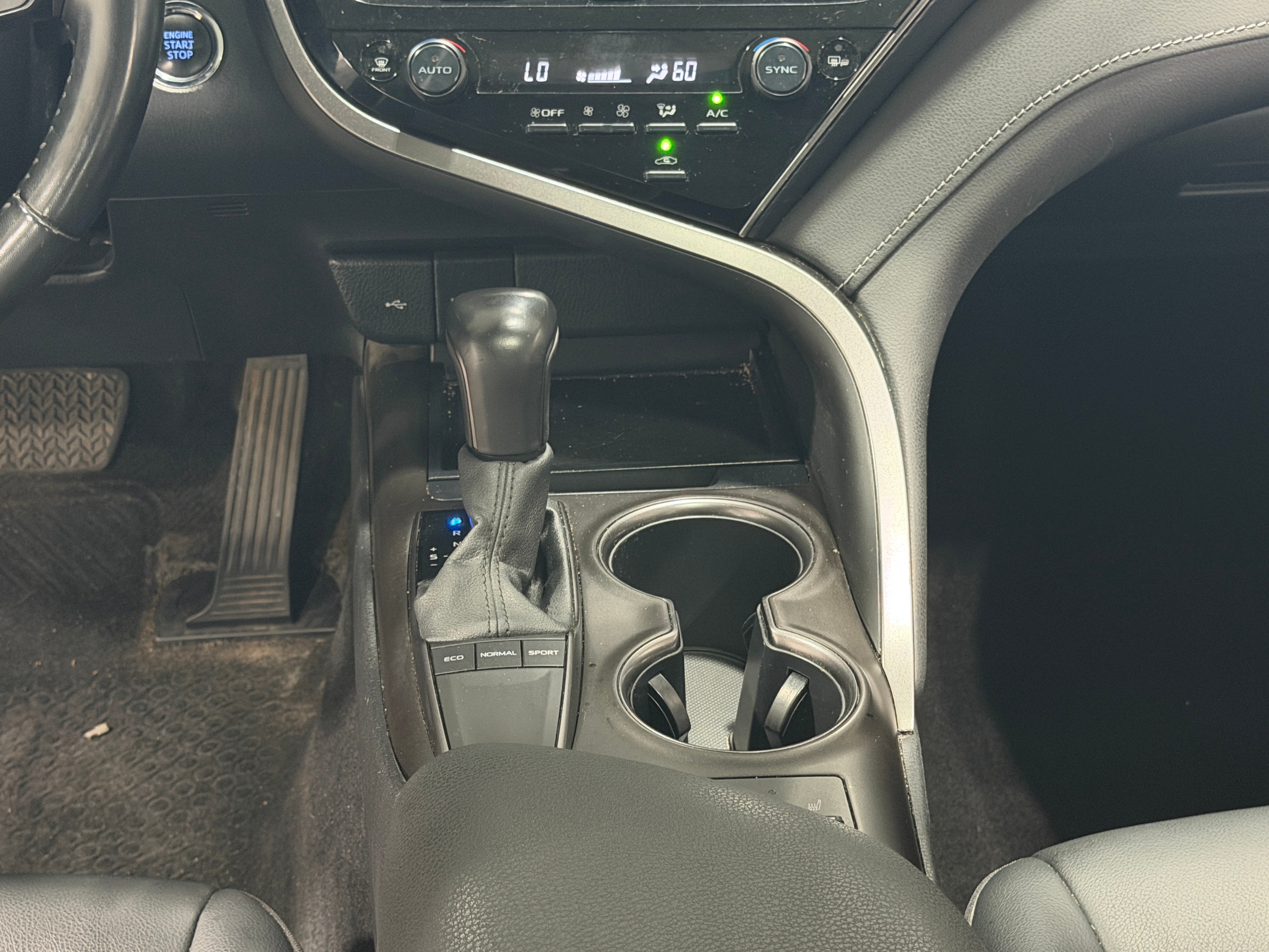 2022 Toyota Camry SE - Photo 4