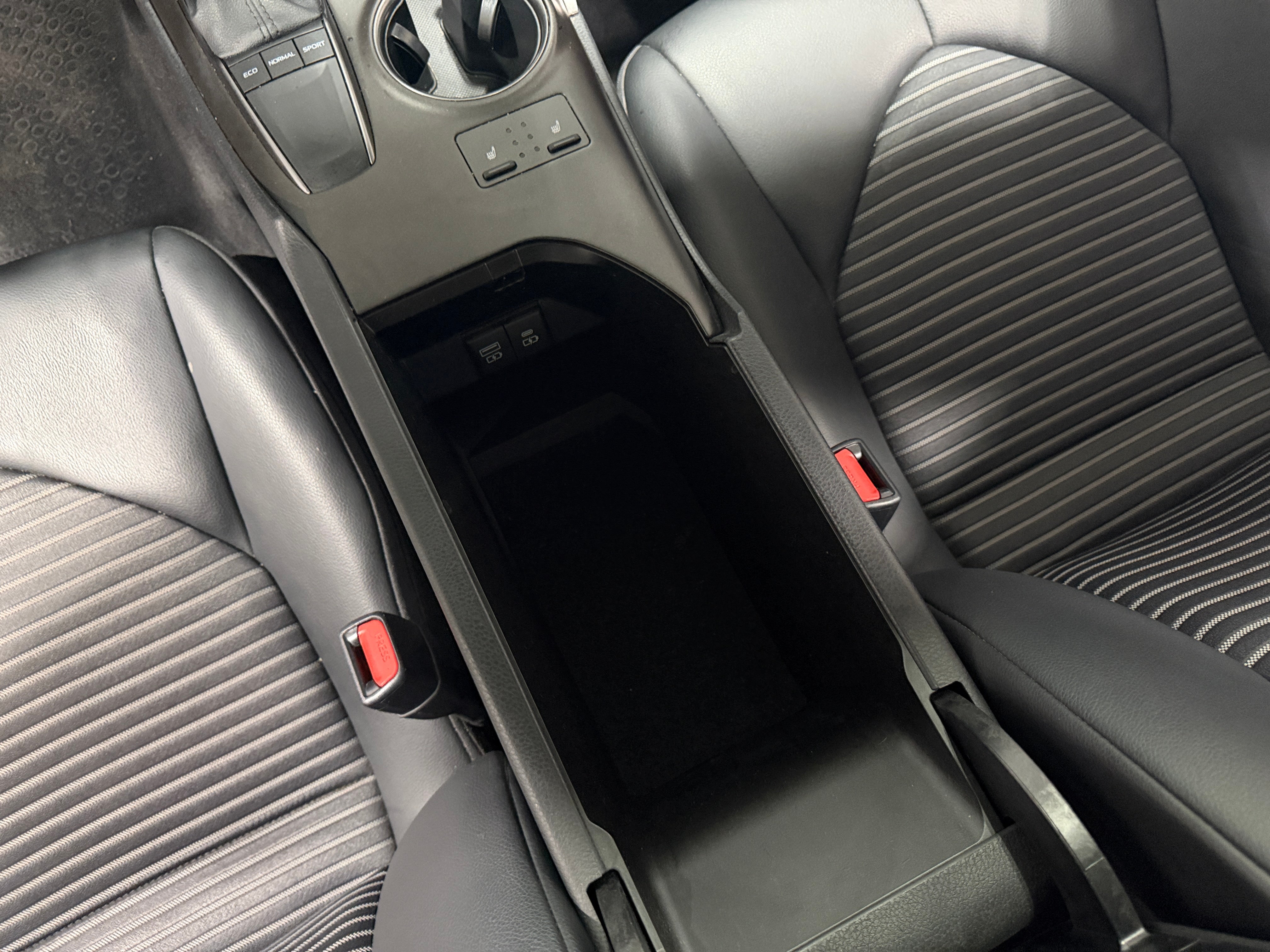 2022 Toyota Camry SE - Photo 14