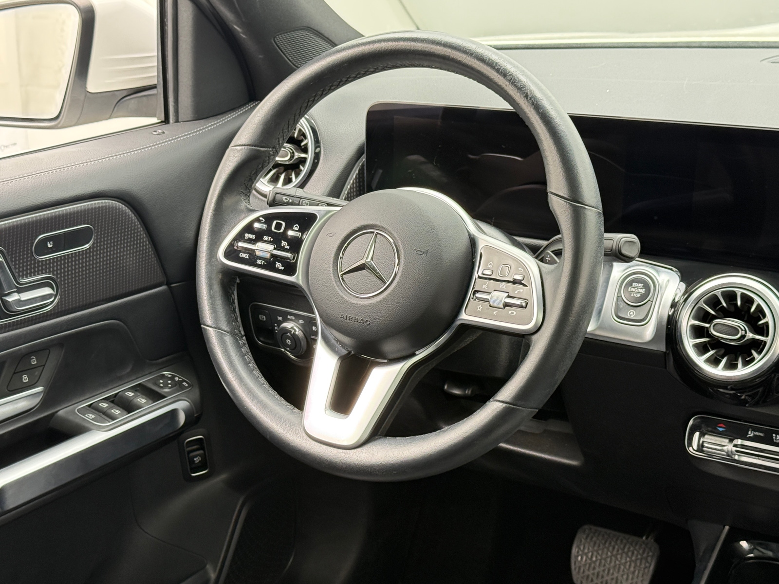 Thumbnail: 2022 Mercedes-Benz GLB - 4