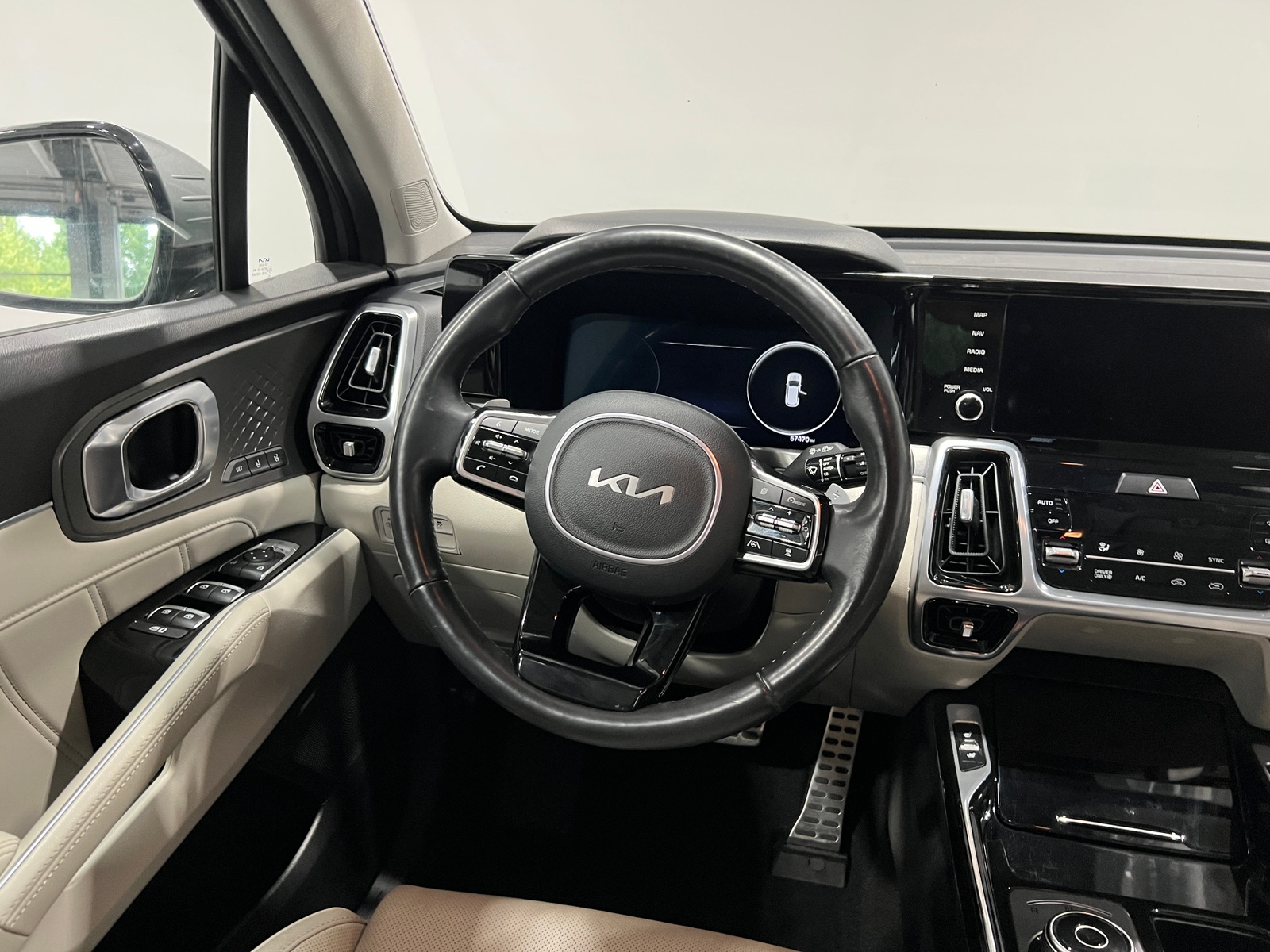 Thumbnail: 2023 Kia Sorento - 4